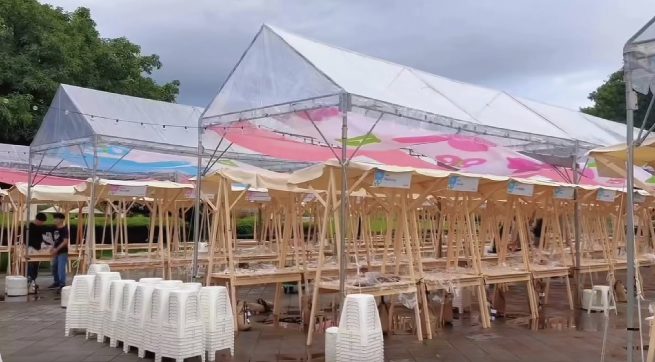 Pinkoi上週五於花博舉辦「品品節」市集，不料首日遭逢大雨且雨備不足，導致設計師攤位作品淋濕，現場一片狼藉。（翻攝自Threads＠ilovepinkoi）