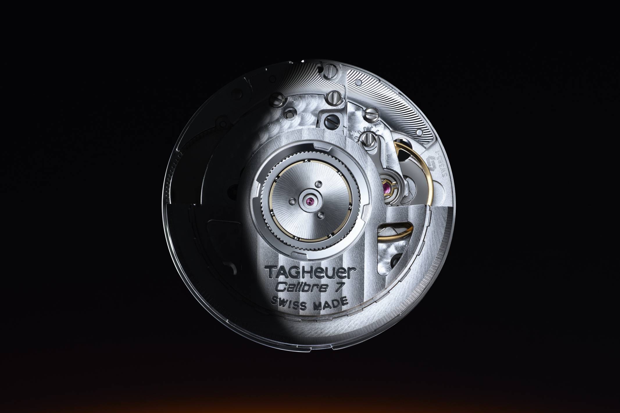 採用 Calibre 7 自動機芯，穩定實用、保養友善，提供約 50 小時動力儲存，符合日常配戴需求。