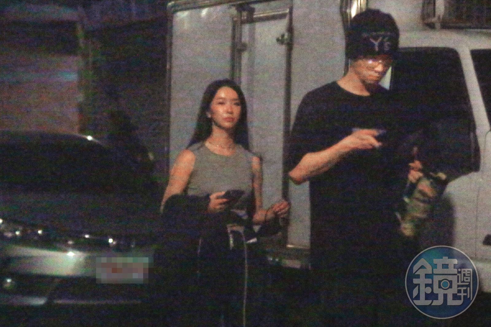 23：50，禾羽（左）陪派偉俊（右）吃完火鍋，一起步行回家