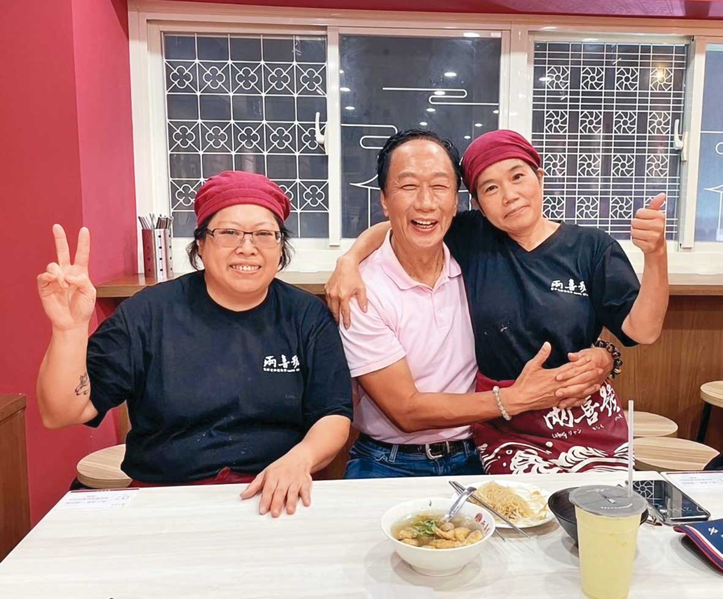 鴻海集團創辦人郭台銘曾來用餐,與店員打成一片。(兩喜號提供)