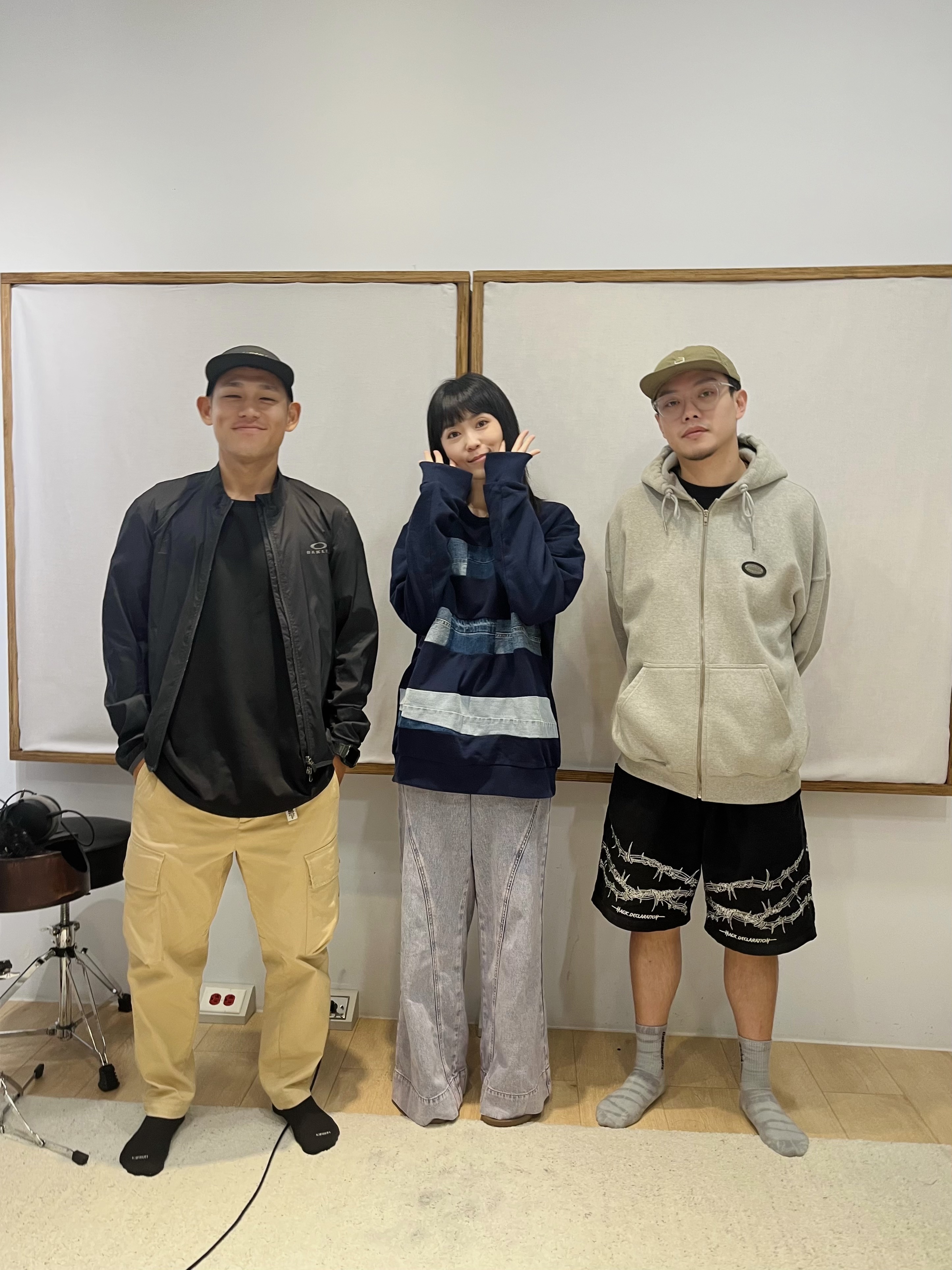 草屯囝仔與製作人「金曲歌后」曹雅雯。（宇宙信號提供）