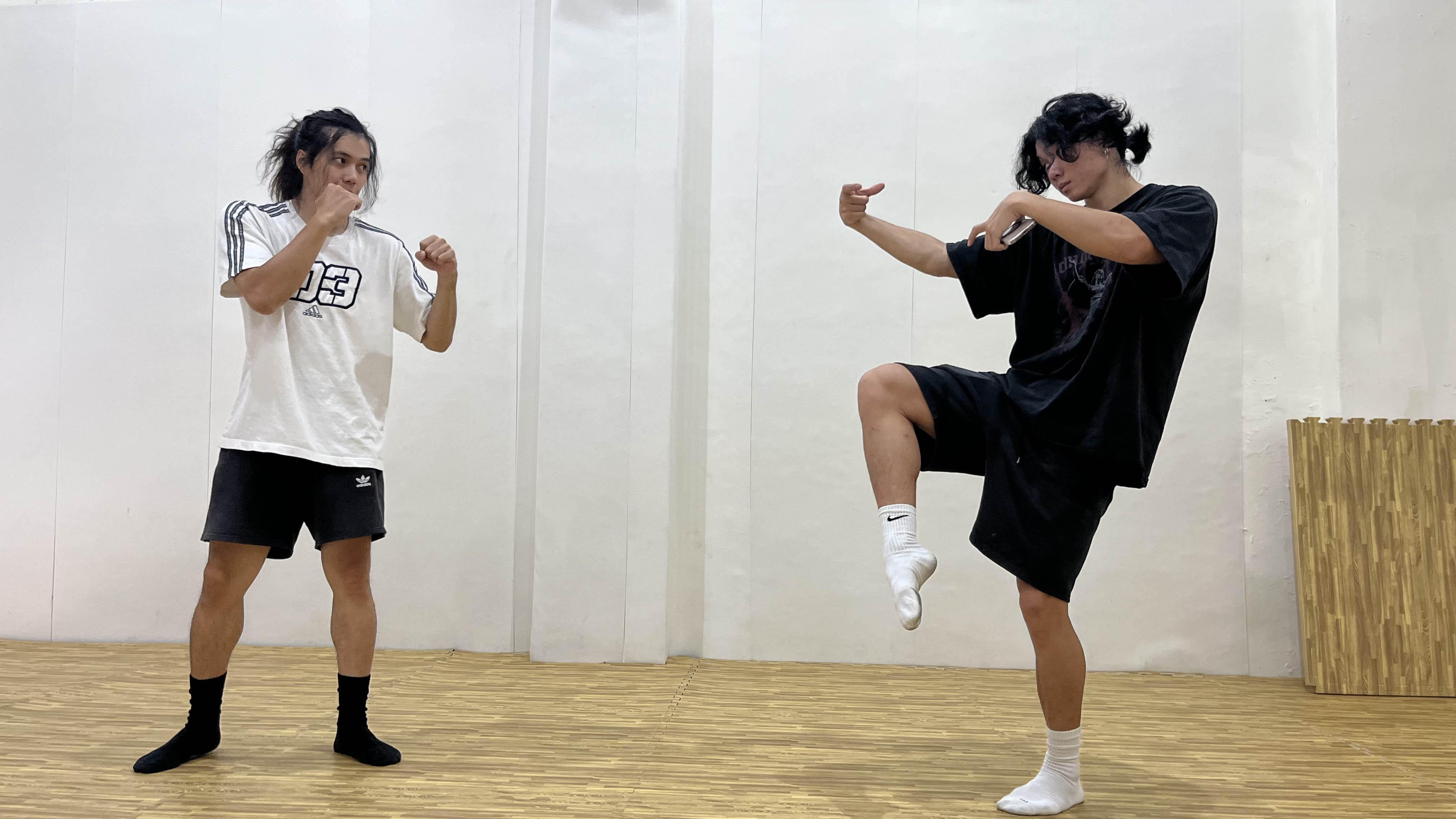 奇軒（左）與林子璿正面交鋒武打戲，給予高度評價，覺得他與弟弟林鼎軒是各有特色的個性型男。（種子影業提供）