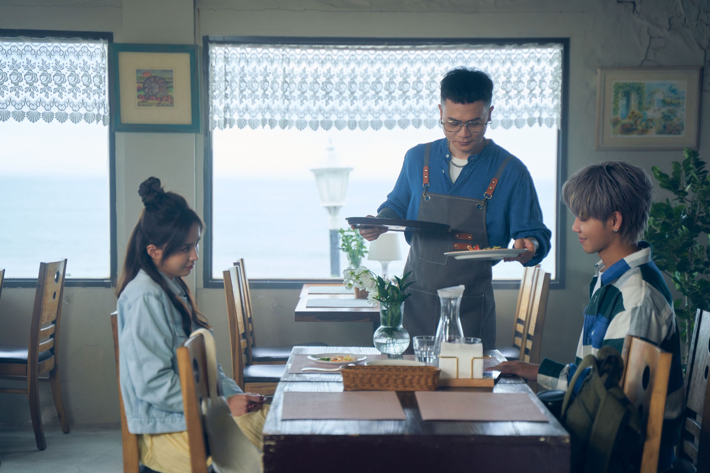 蕭秉治在〈認愛MV〉扮拉麵主廚兼老闆,鼓鼓與劇中女友在蕭秉治的餐廳約會。(相信音樂提供)