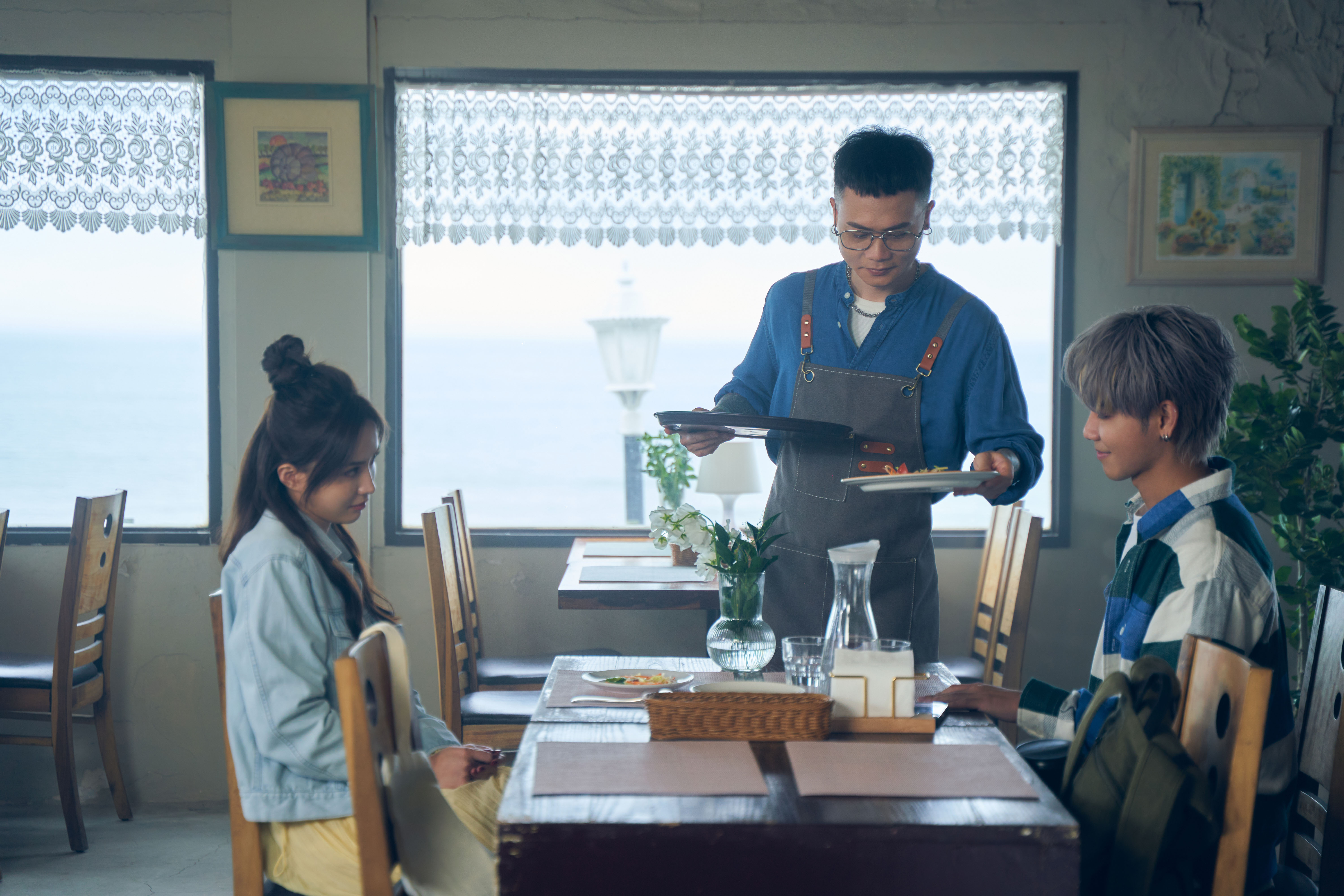 蕭秉治在〈認愛MV〉扮拉麵主廚兼老闆,鼓鼓與劇中女友在蕭秉治的餐廳約會。(相信音樂提供)