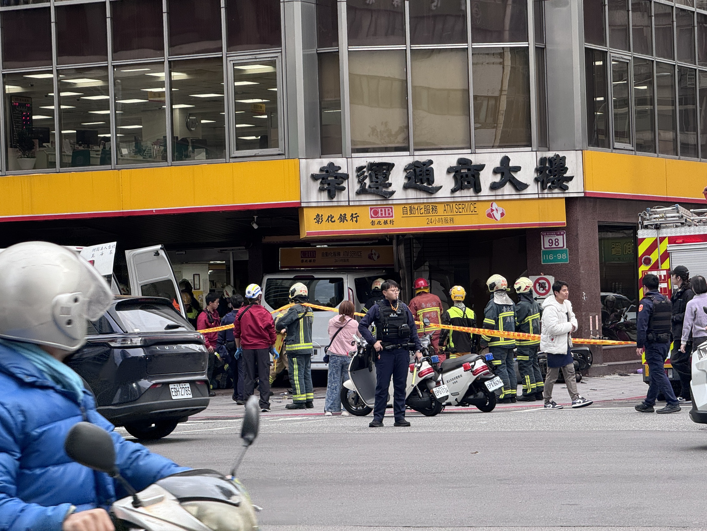 台北市中山區一江街與南京東路口23日下午發生重大車禍事故，造成10人輕重傷。（讀者提供）