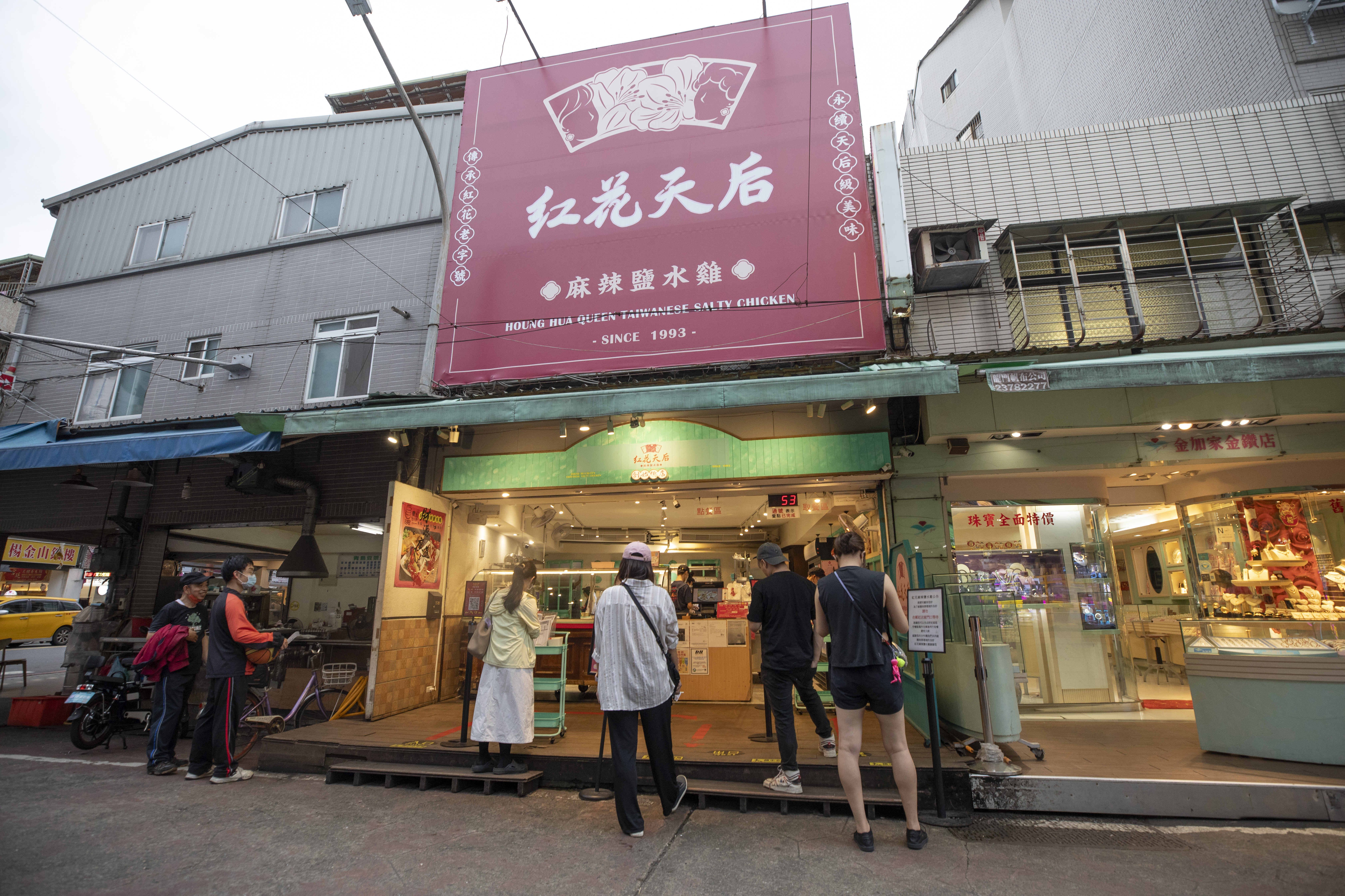 3年前紅花從路邊攤搬進店面，再也不用躲警察開單，生意量也翻倍成長。