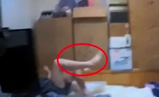 有嫌犯在家中悠閒翹腳滑手機，被警方荷槍實彈攻堅。（翻攝畫面）