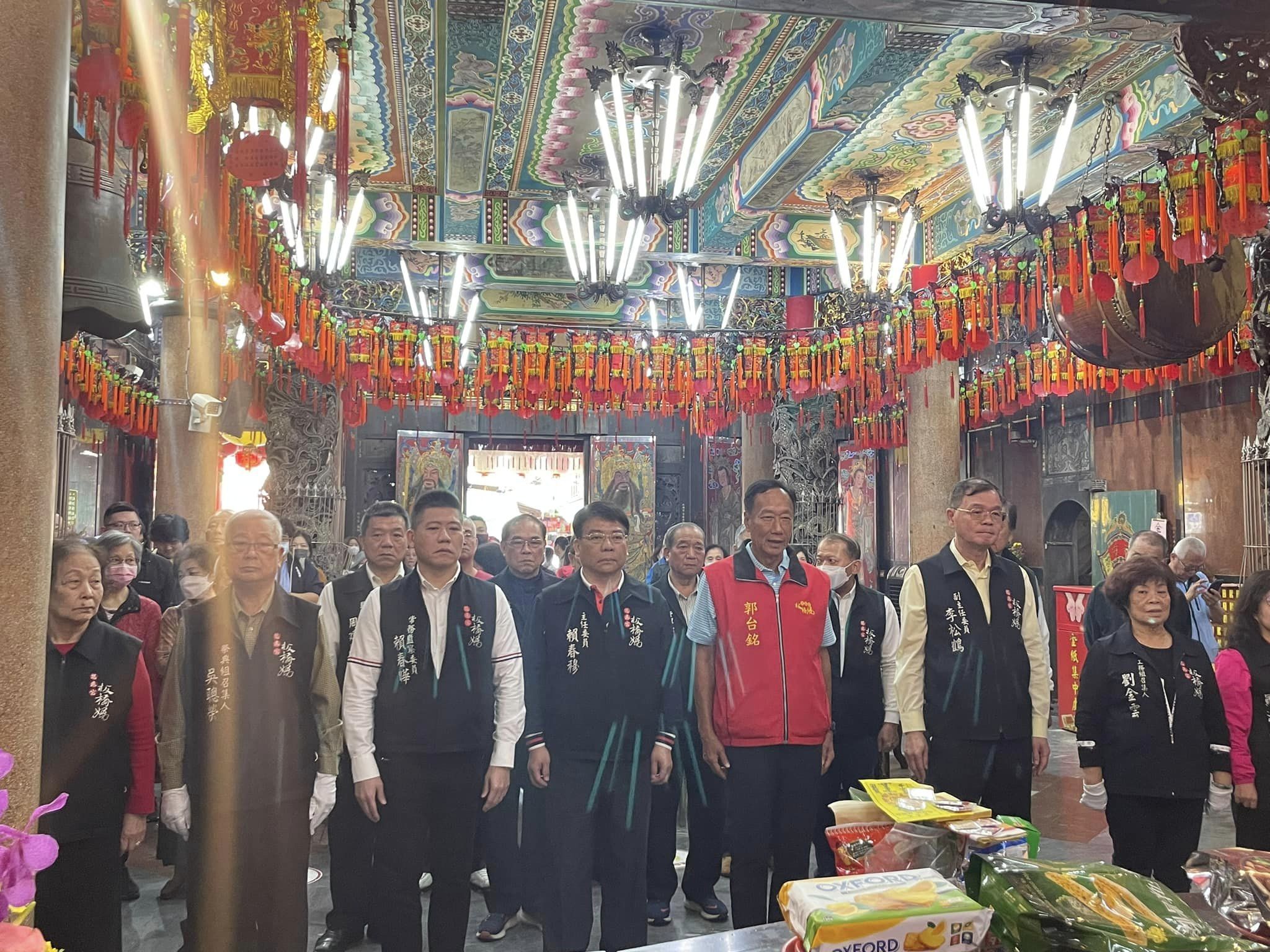 照片中郭台銘看起來精神和心情都不錯。(翻攝自板橋慈惠宮臉書)