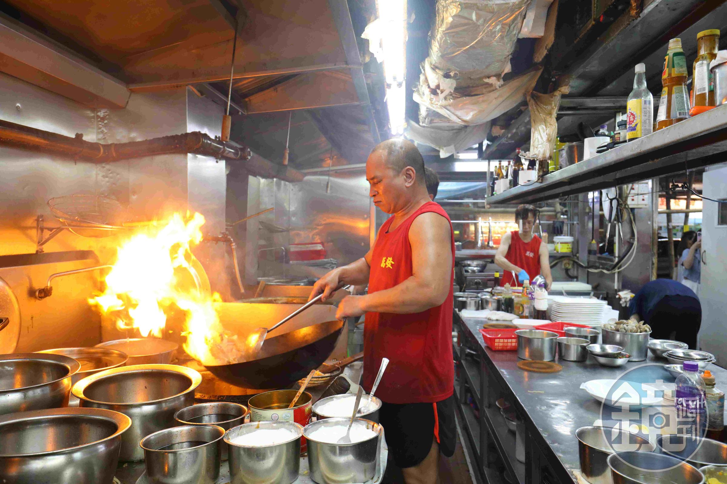萬發的廚房裡日日烈火烹鮮，端出讓食客食指大動的鑊氣佳餚。