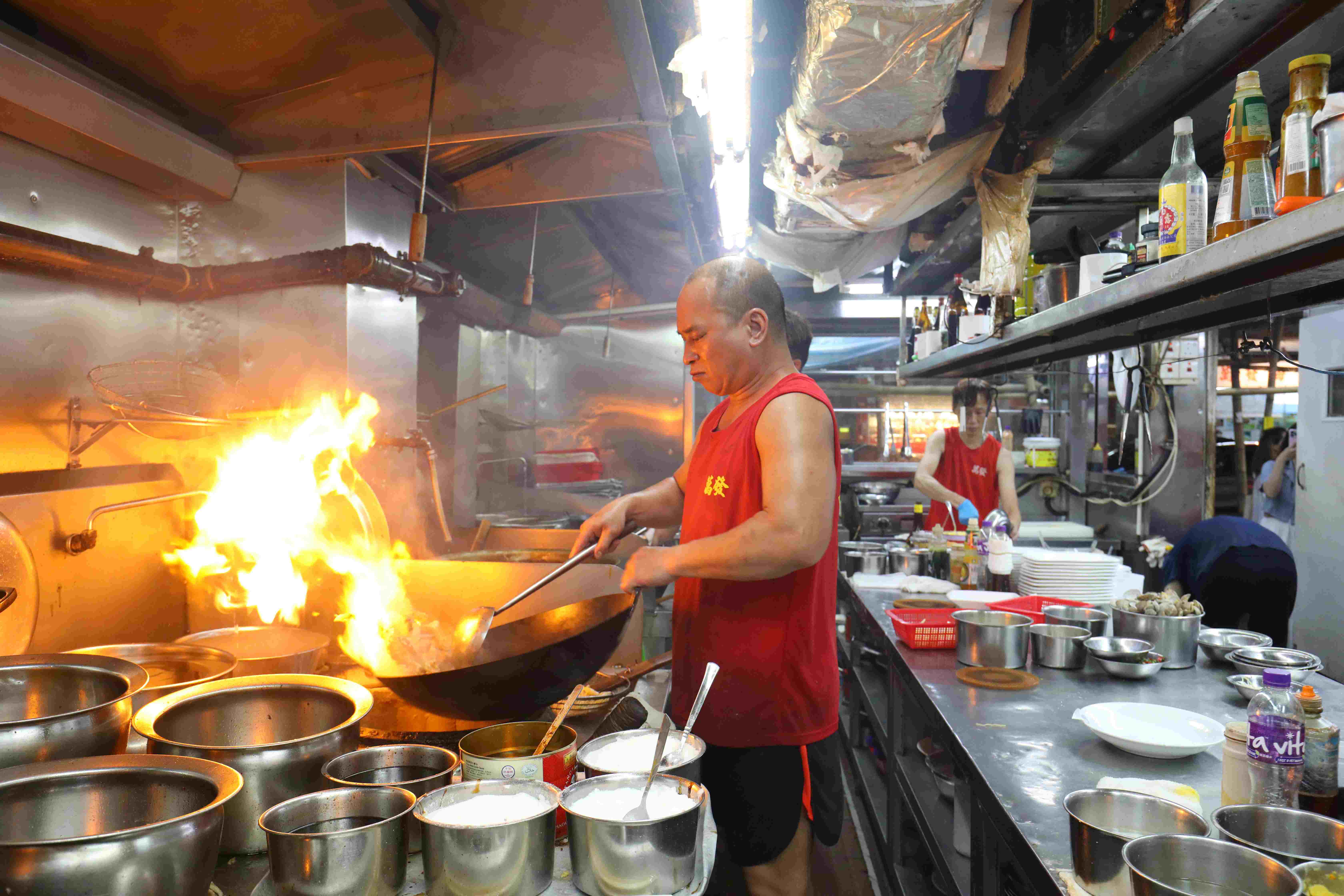 萬發的廚房裡日日烈火烹鮮，端出讓食客食指大動的鑊氣佳餚。