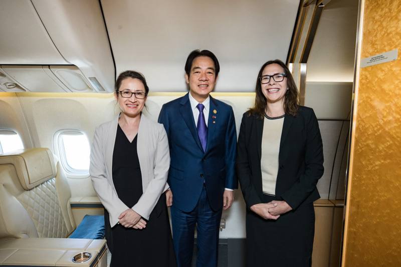 賴清德、蕭美琴即將就任，AIT主席羅森伯格將與美國代表團一同訪台出席就職典禮。圖為去年8月賴清德過境美國舊金山，與羅森伯格及時任駐美代表蕭美琴在機場會面。（僑委會提供）