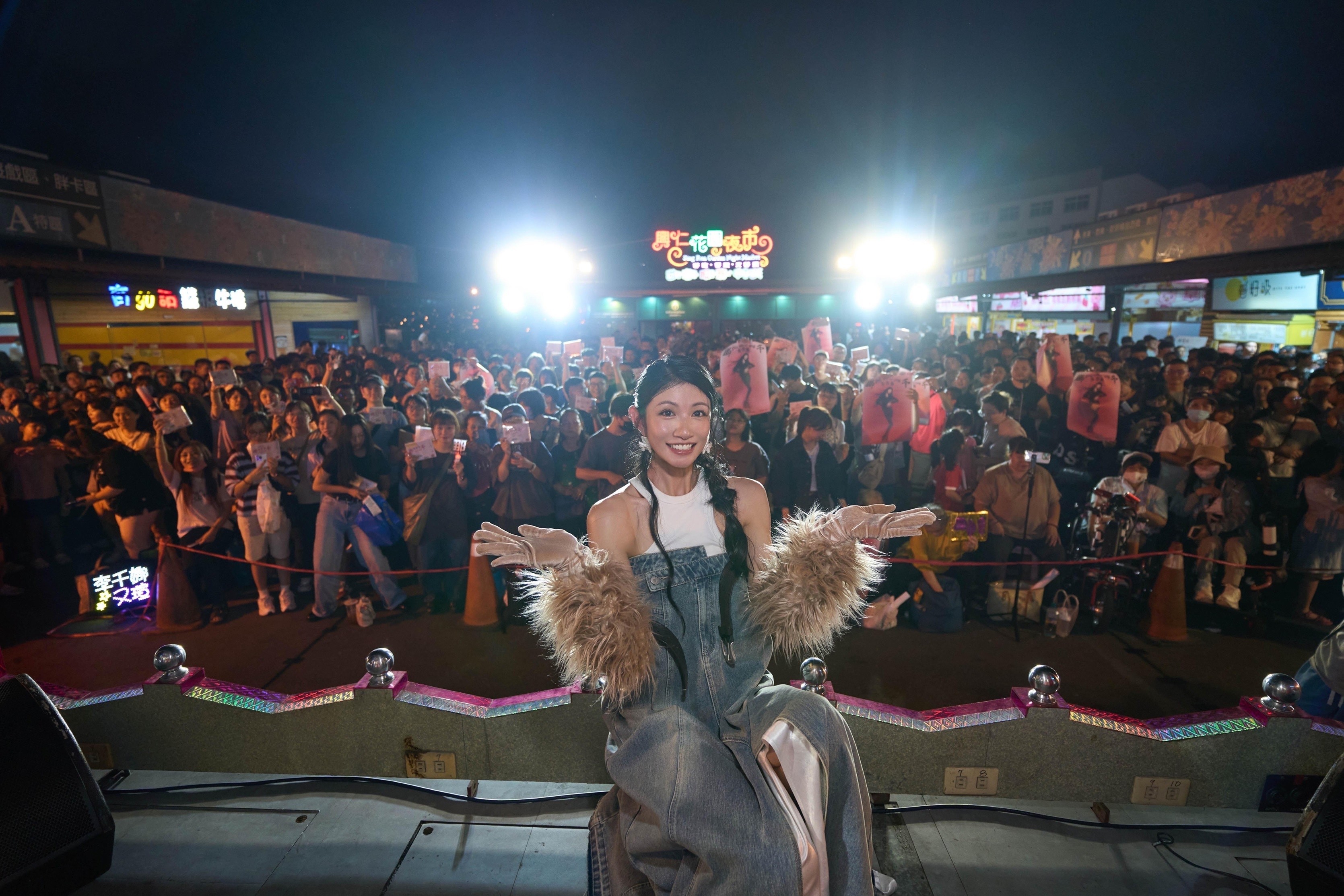 李千娜帶著電子花車，一起為新台語專輯《千娜舞台秀 - 彼段過去經過阮兜口》做宣傳。（環球音樂提供）