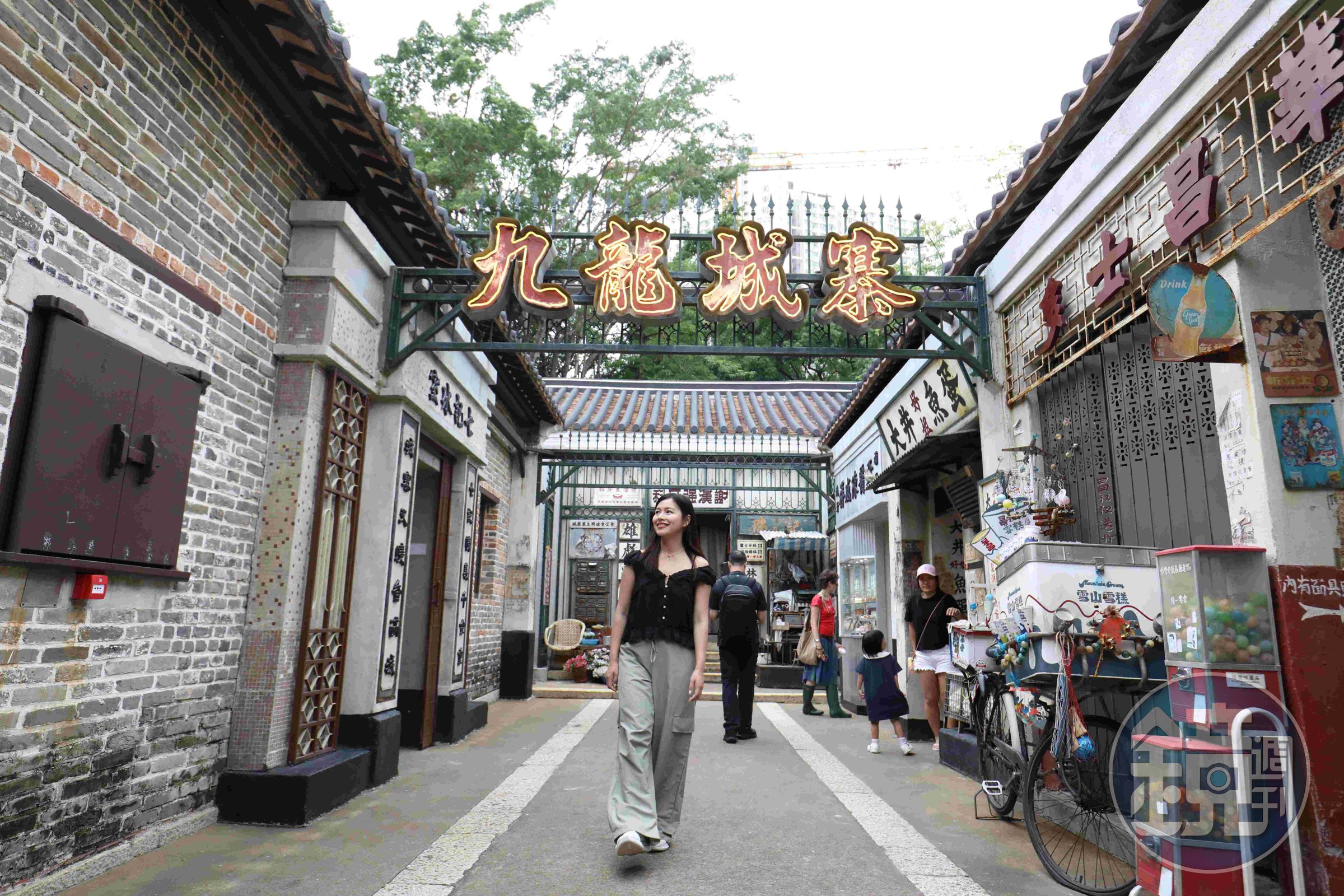 跨過「九龍城寨」的鐵牌坊，就像一腳踏入時空隧道。