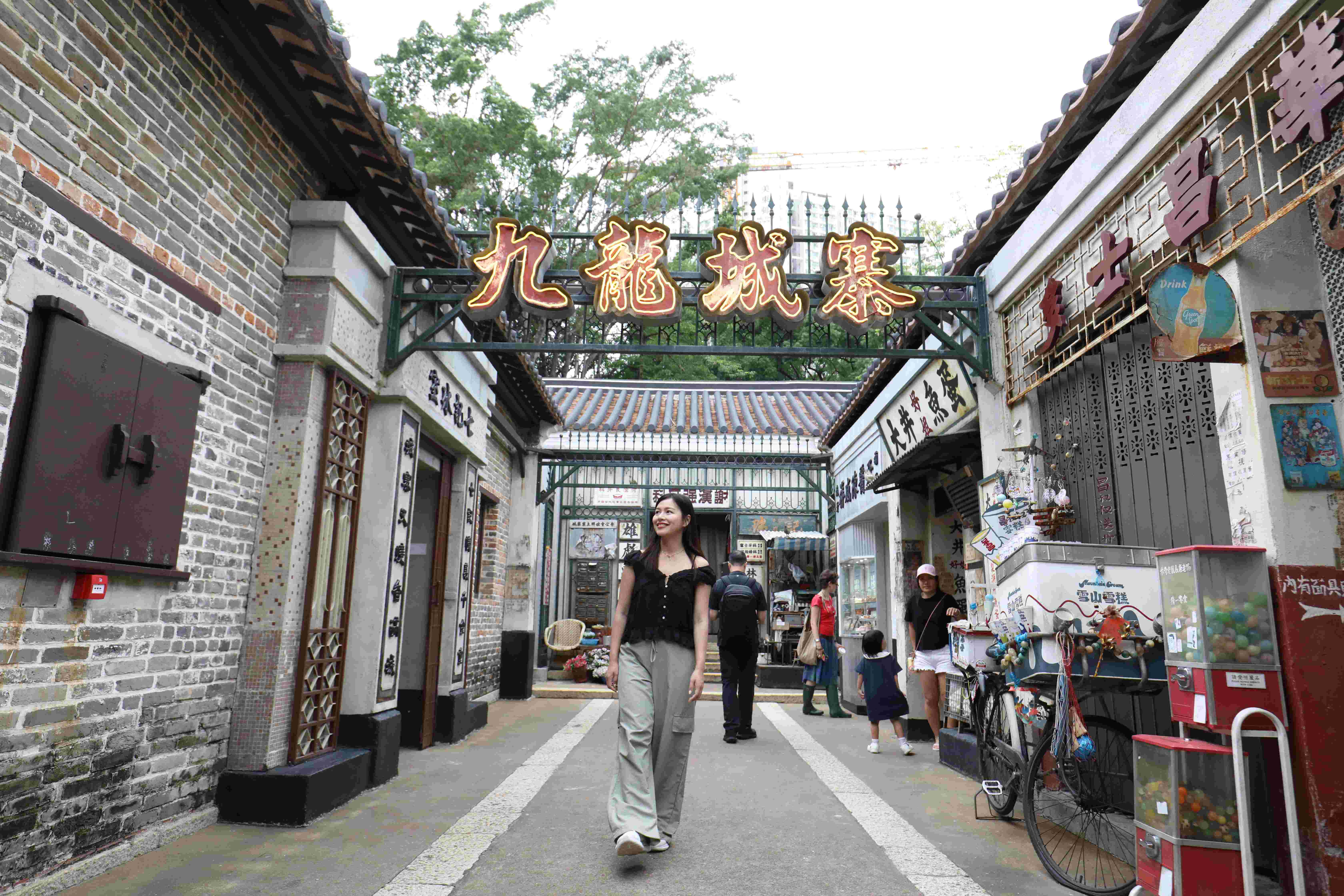跨過「九龍城寨」的鐵牌坊，就像一腳踏入時空隧道。