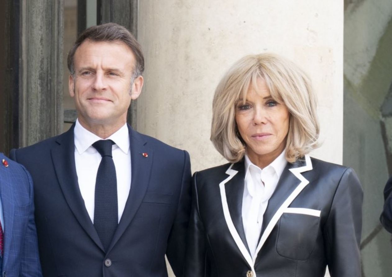 法國第一夫人碧姬‧馬克宏（右），長年遭受性別歧視與假消息攻擊。（翻攝X@EmmanuelMacron）