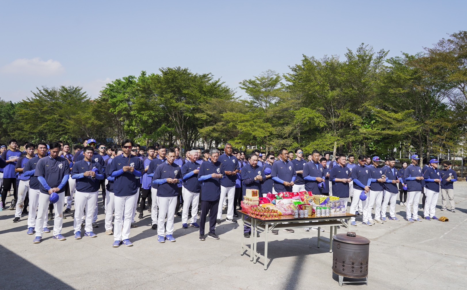 富邦悍將15展開春訓前一起進行祭拜儀式,陳連宏黝黑的膚色在人群中格外顯眼。(翻攝自富邦悍將棒球隊臉書)