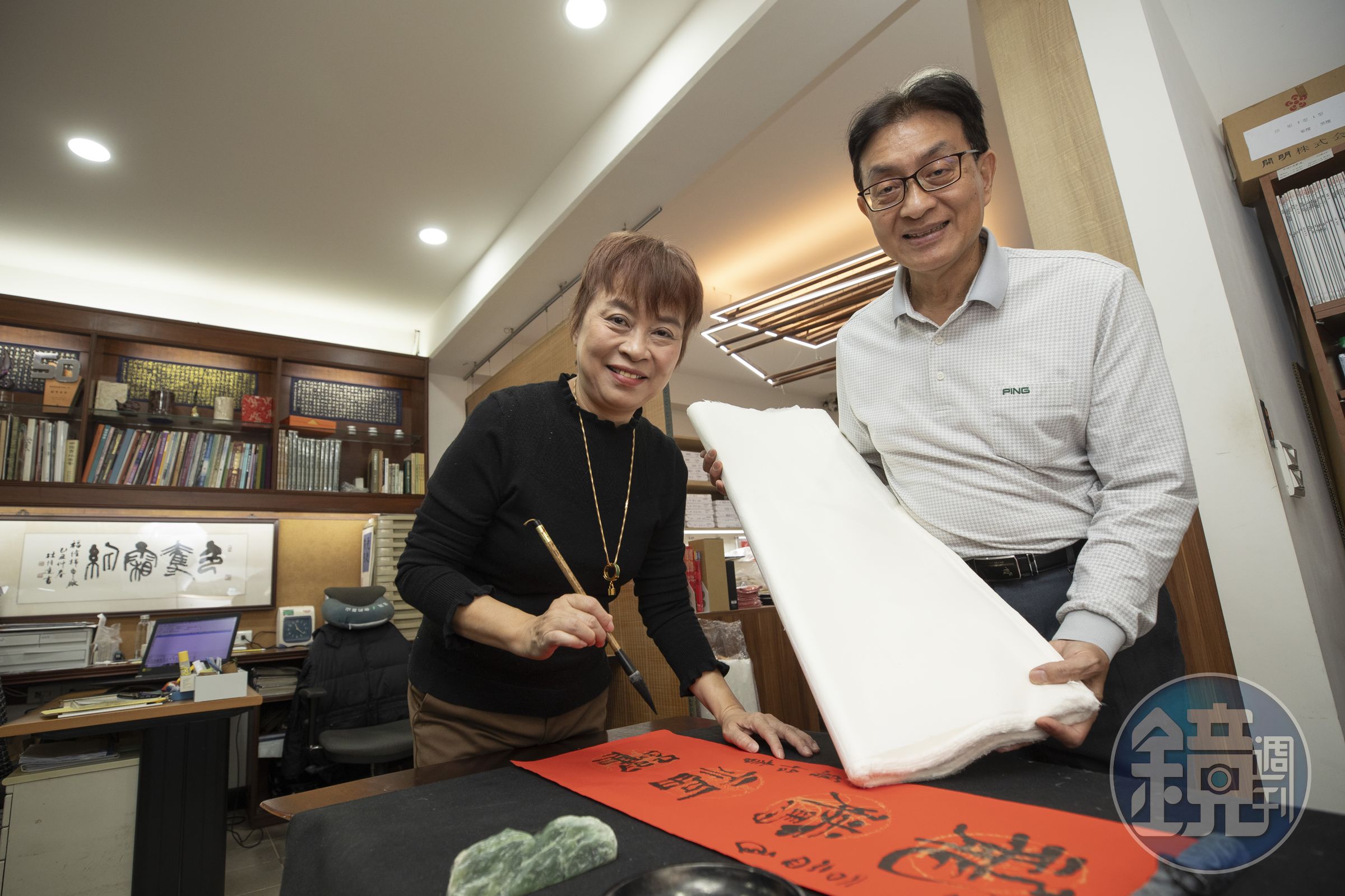 黃國權(右)與黃維敏(左)兄妹將父親創立的福隆棉紙傳承發揚,不只是書法名家最愛用紙,也為總統府打造題詞輓額。