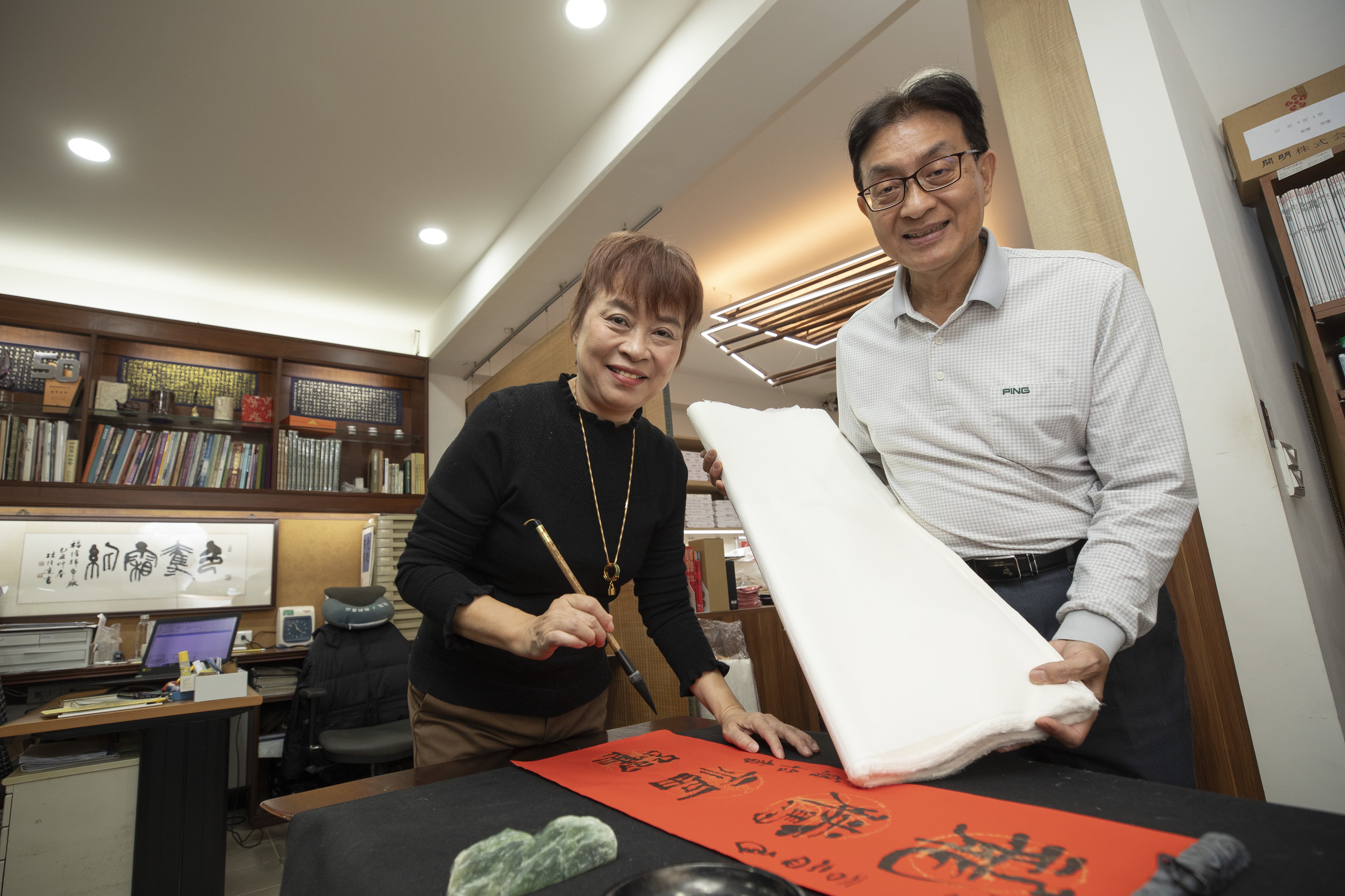黃國權（右）與黃維敏（左）兄妹將父親創立的福隆棉紙傳承發揚，不只是書法名家最愛用紙，也為總統府打造題詞輓額。