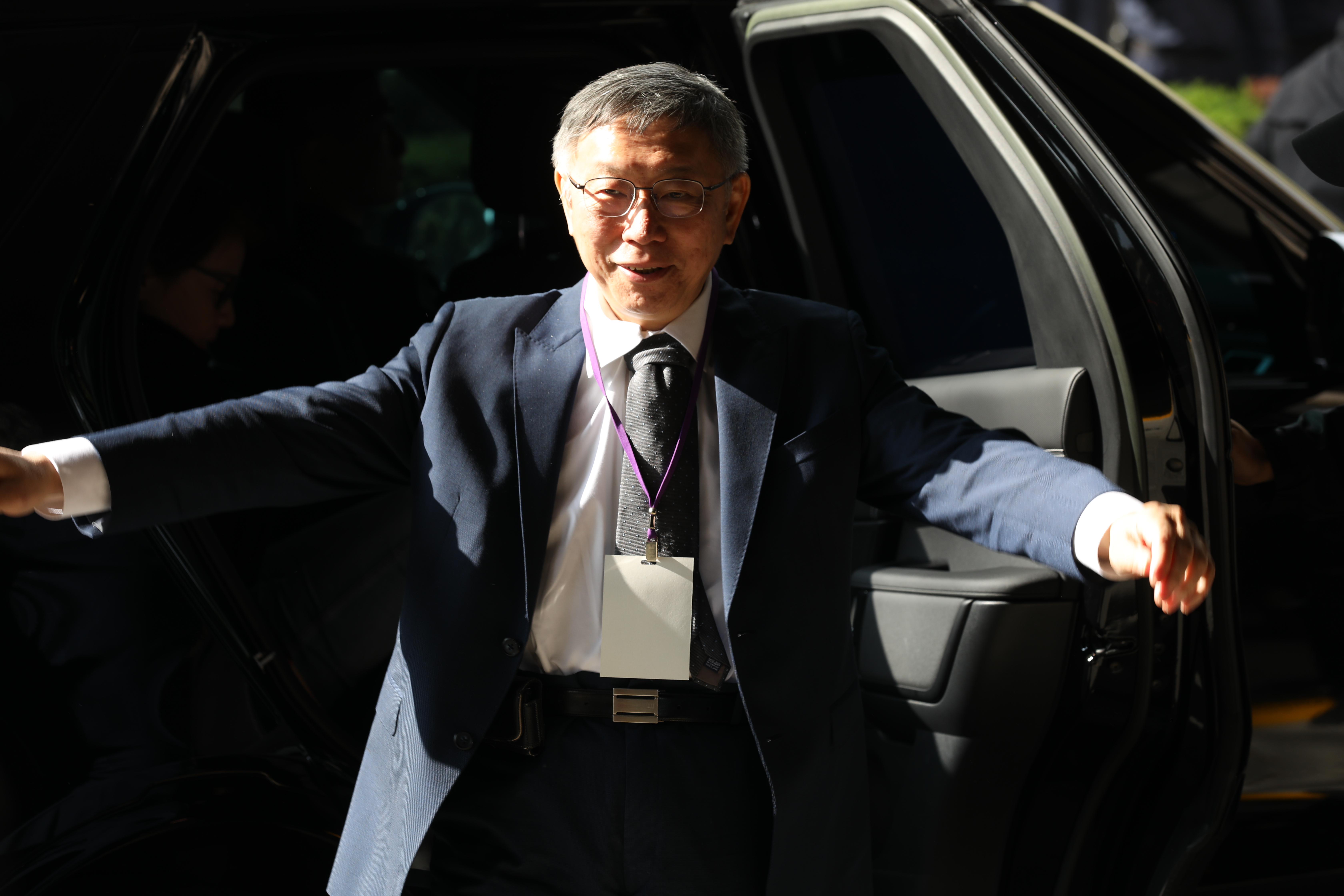 柯文哲率領的民眾黨成功搶下明年1月12日的凱道選前之夜路權，但前3天的準備期都被民進黨包下，成為一大挑戰。