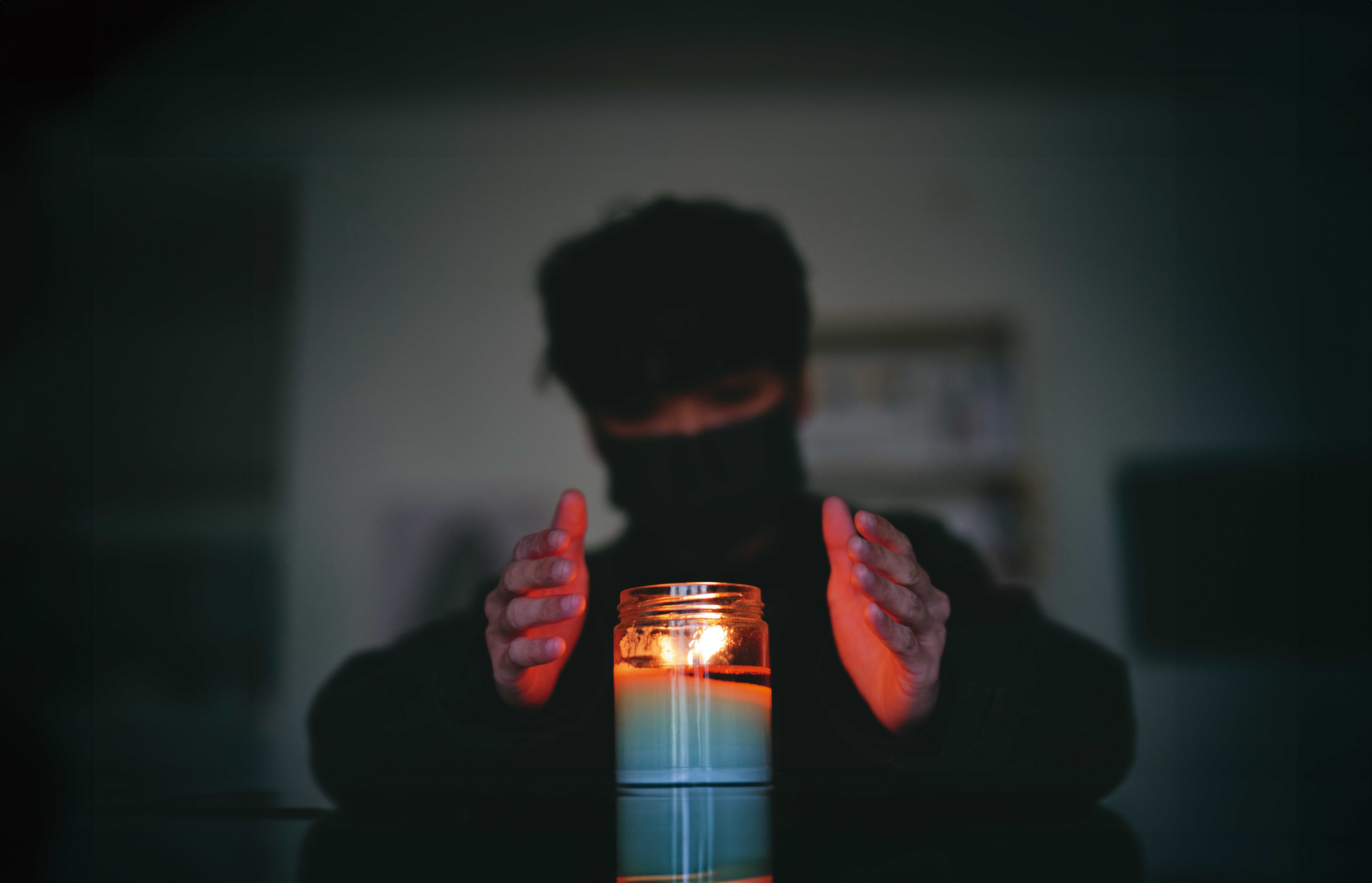 J是兒童性侵害追訴時效釋憲案的聲請人之一，今想追求正義，就像熒熒燭火需要小心保護。