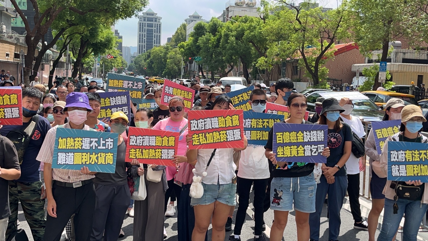 加熱菸走私猖獗,引發民團集結百位民眾到立法院抗議。(Clear Air大聯盟提供)