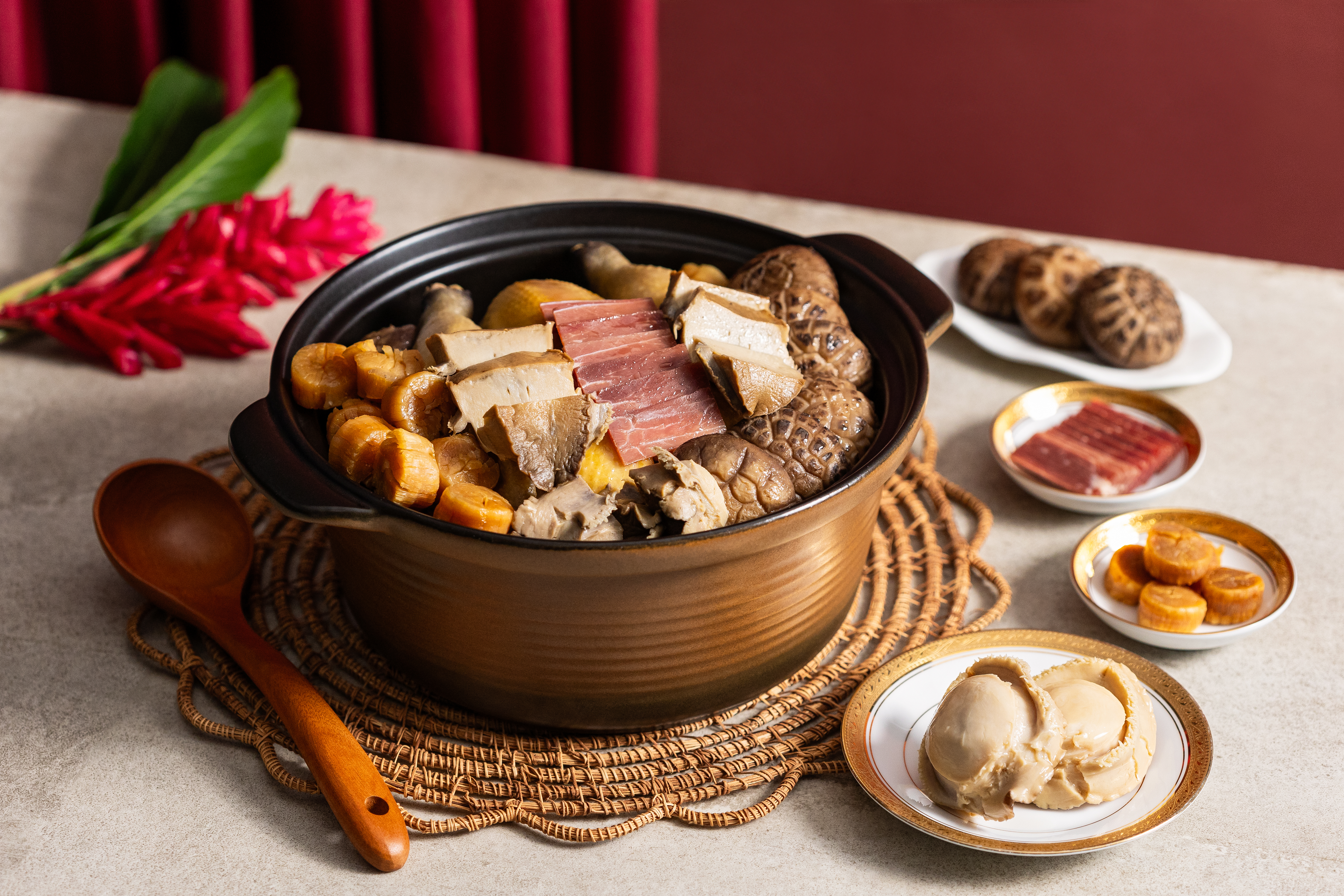 「車輪鮑花菇清雞湯」以8小時慢火熬煮,湯頭清澈濃郁,是圍爐的靈魂首選,售價15,200元。