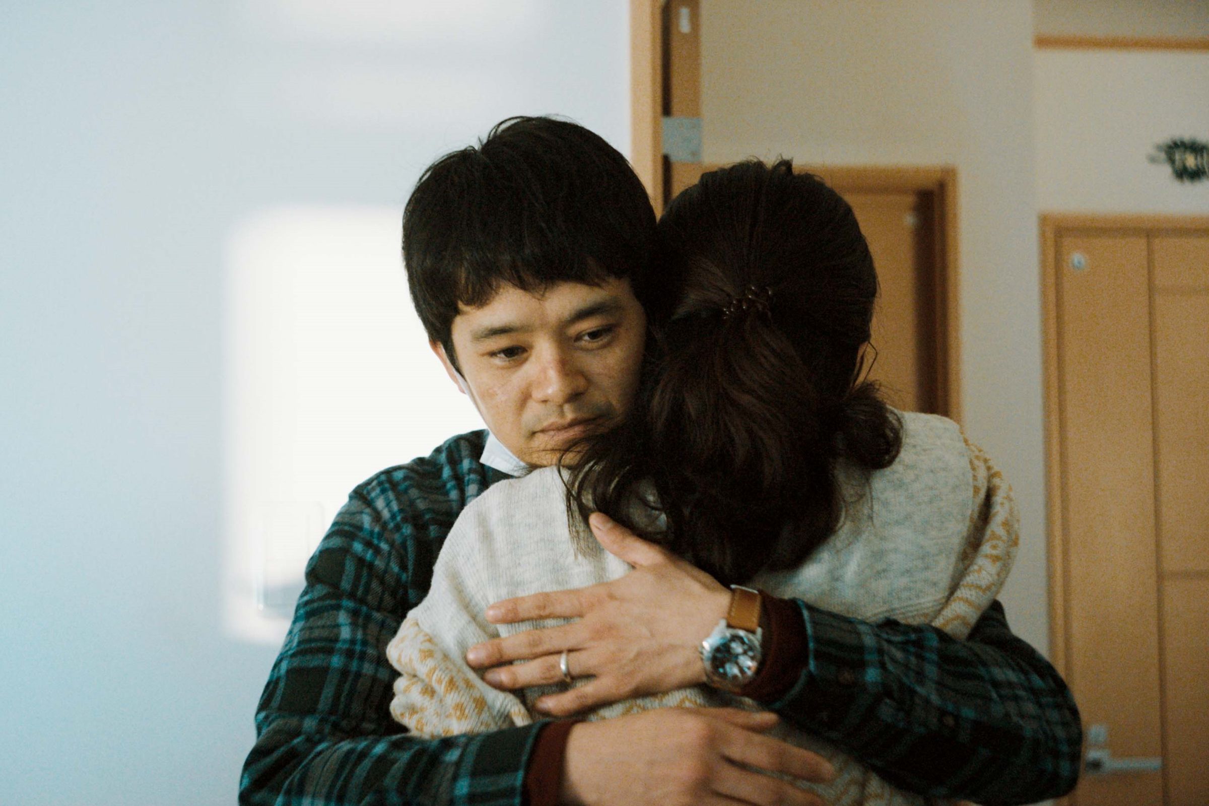 池松壯亮(左)飾演上船救人命的醫師,家人也因輿論和周遭的眼光背負著極大壓力。(天馬行空提供)