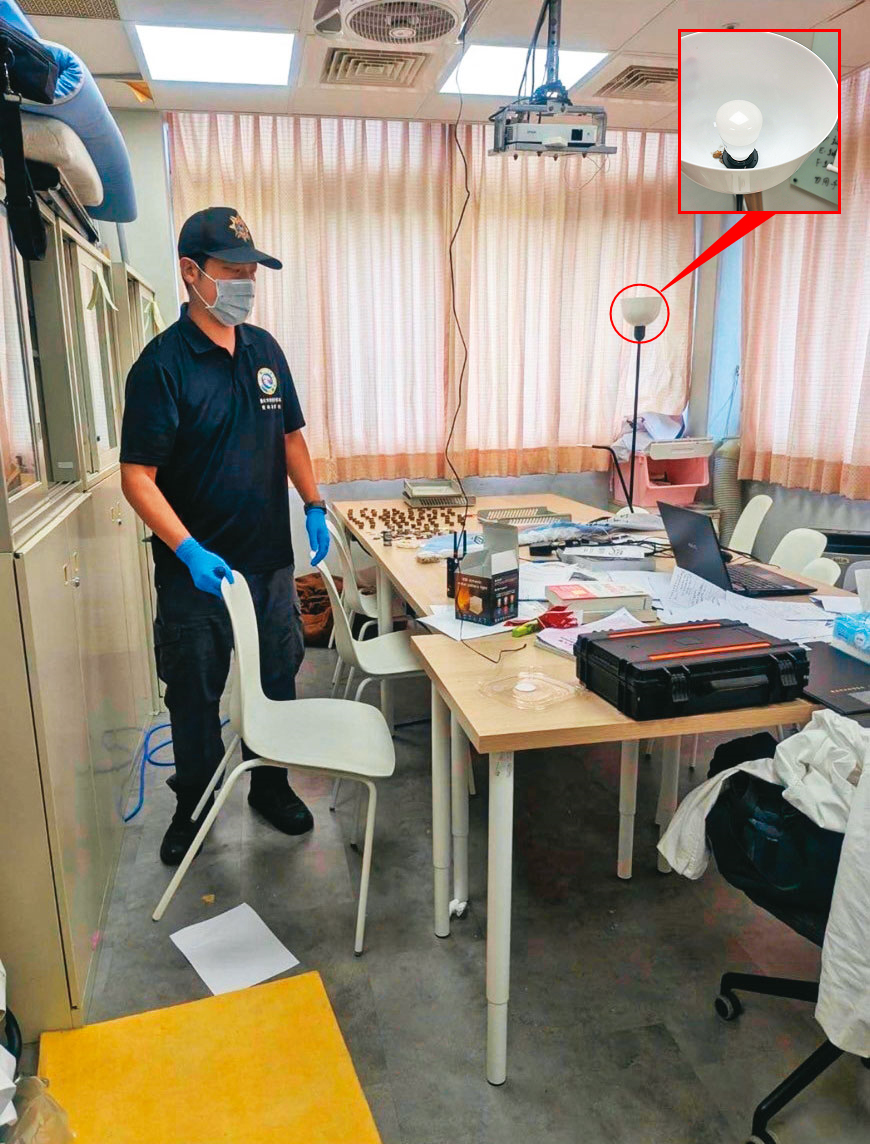 警方上月底到陽明交大學生會辦公室搜索，發現竊錄設備。（讀者提供）