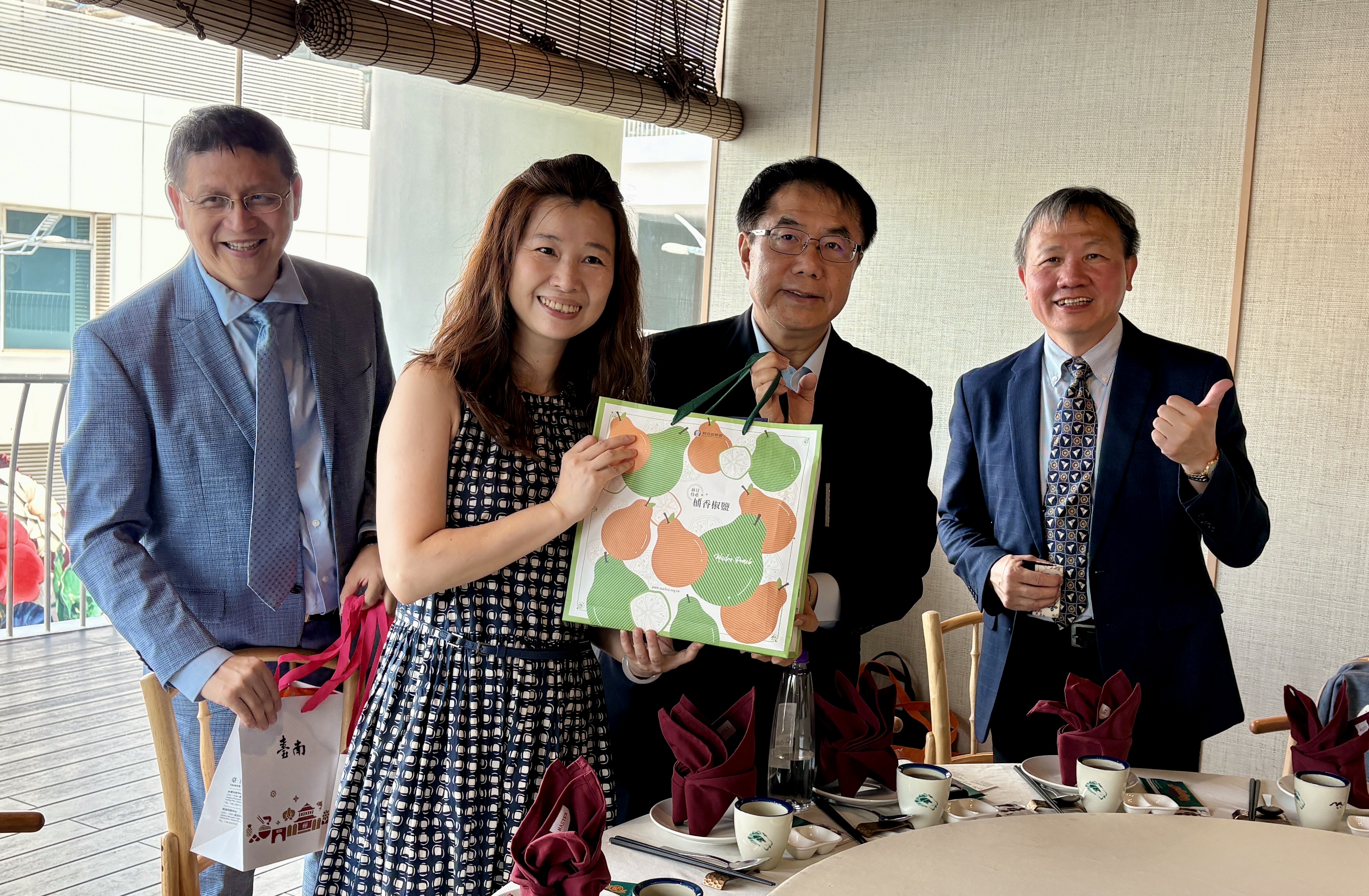 臺南市長黃偉哲在交流會中贈禮推廣臺南物產。