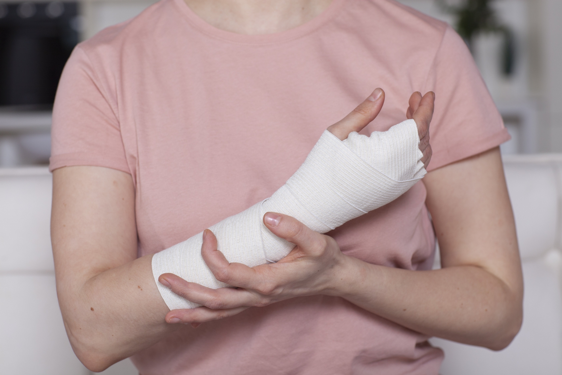 一名大媽霸佔其他人的高鐵座位,沒想到被要求離開時還牽拖自己手斷掉,認為對方沒良心。(示意圖,photoAC)