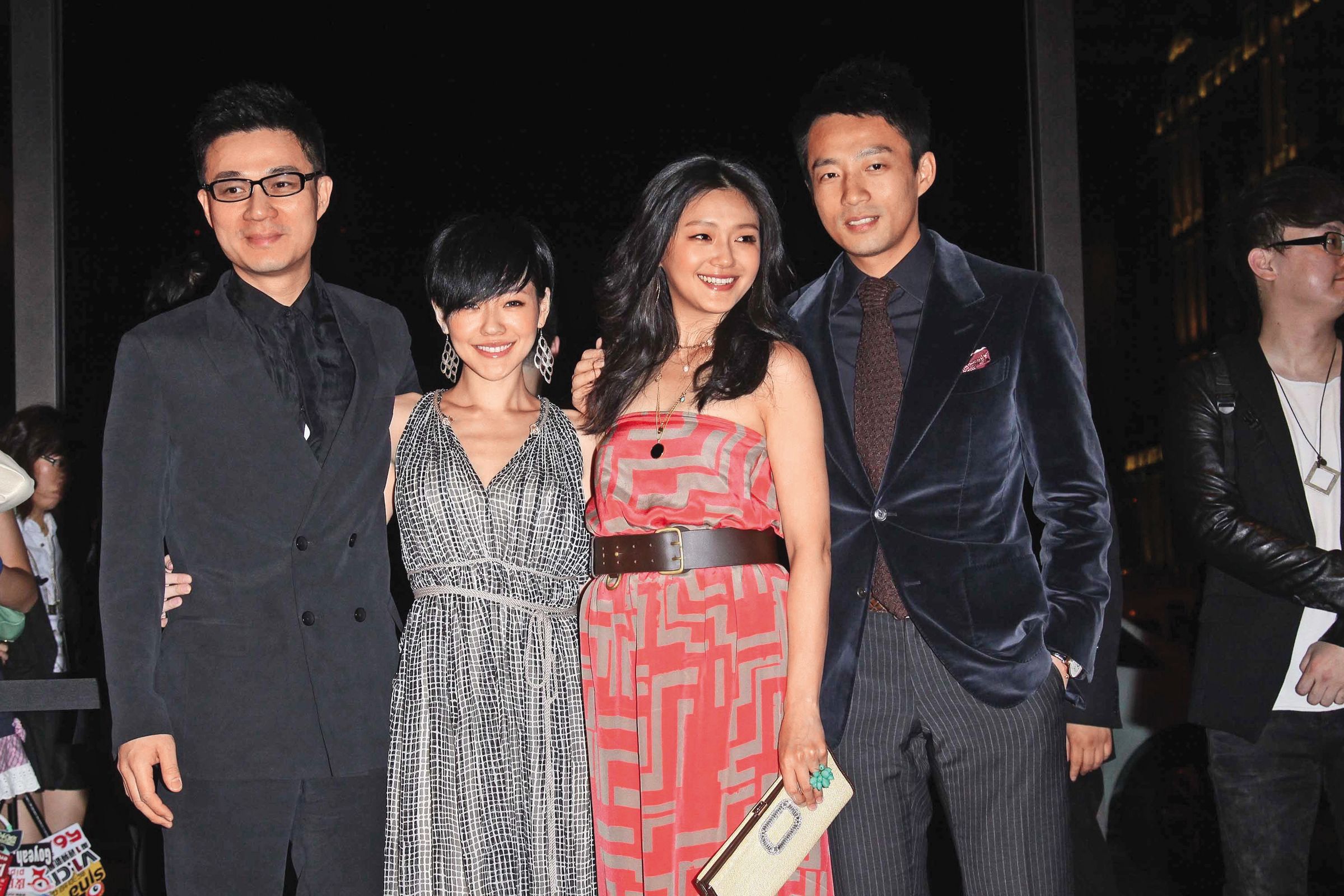 當初大S(右二)、小S(左二)各擁老公合照,結果汪小菲(右一)離婚之後痛罵三人,就連小S老公許雅鈞(左一)也沒放過,爆了不少黑料。(東方IC)