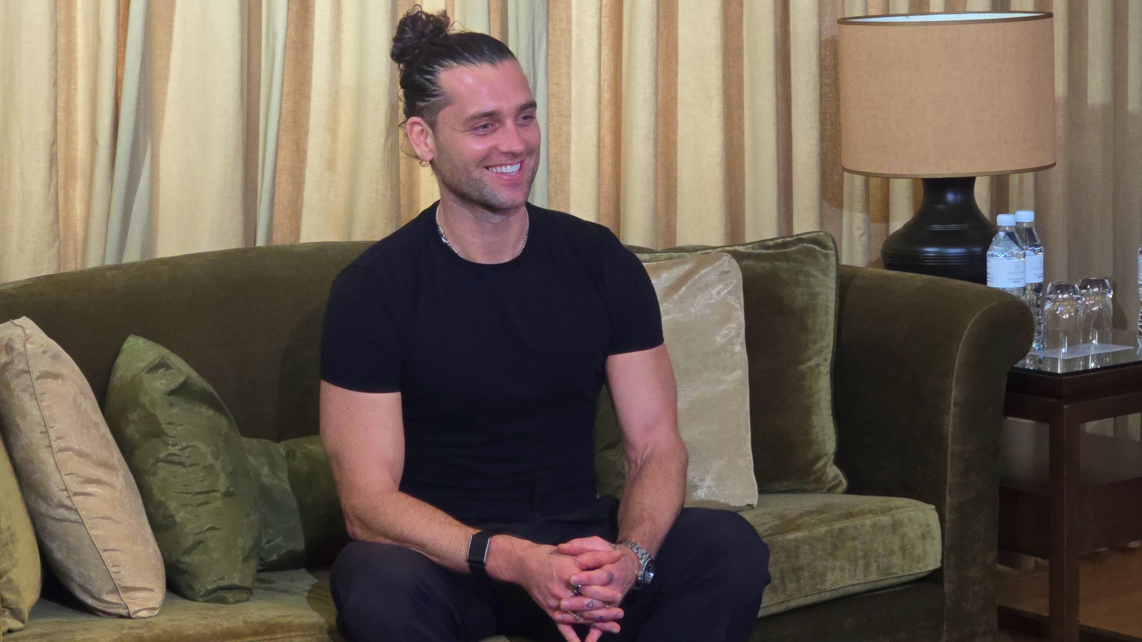 Bradley Jaden受訪時笑容不斷，問他燦笑是否有特別練習，他搖頭說：「能來台北開演唱會真的太開心了。」