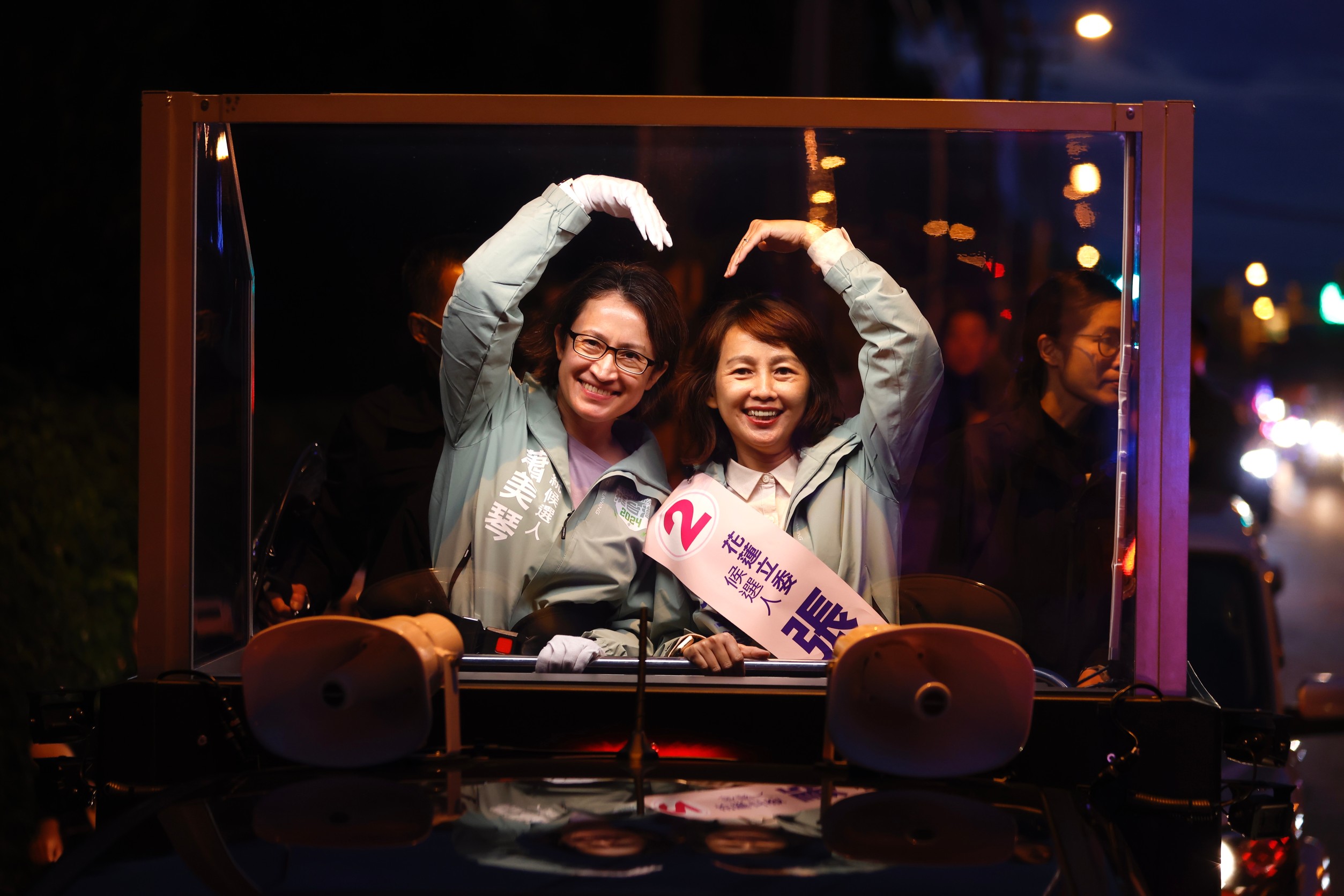 張美慧（右）日前與蕭美琴（左）「雙美合體」掃街拜票。（本刊資料照）