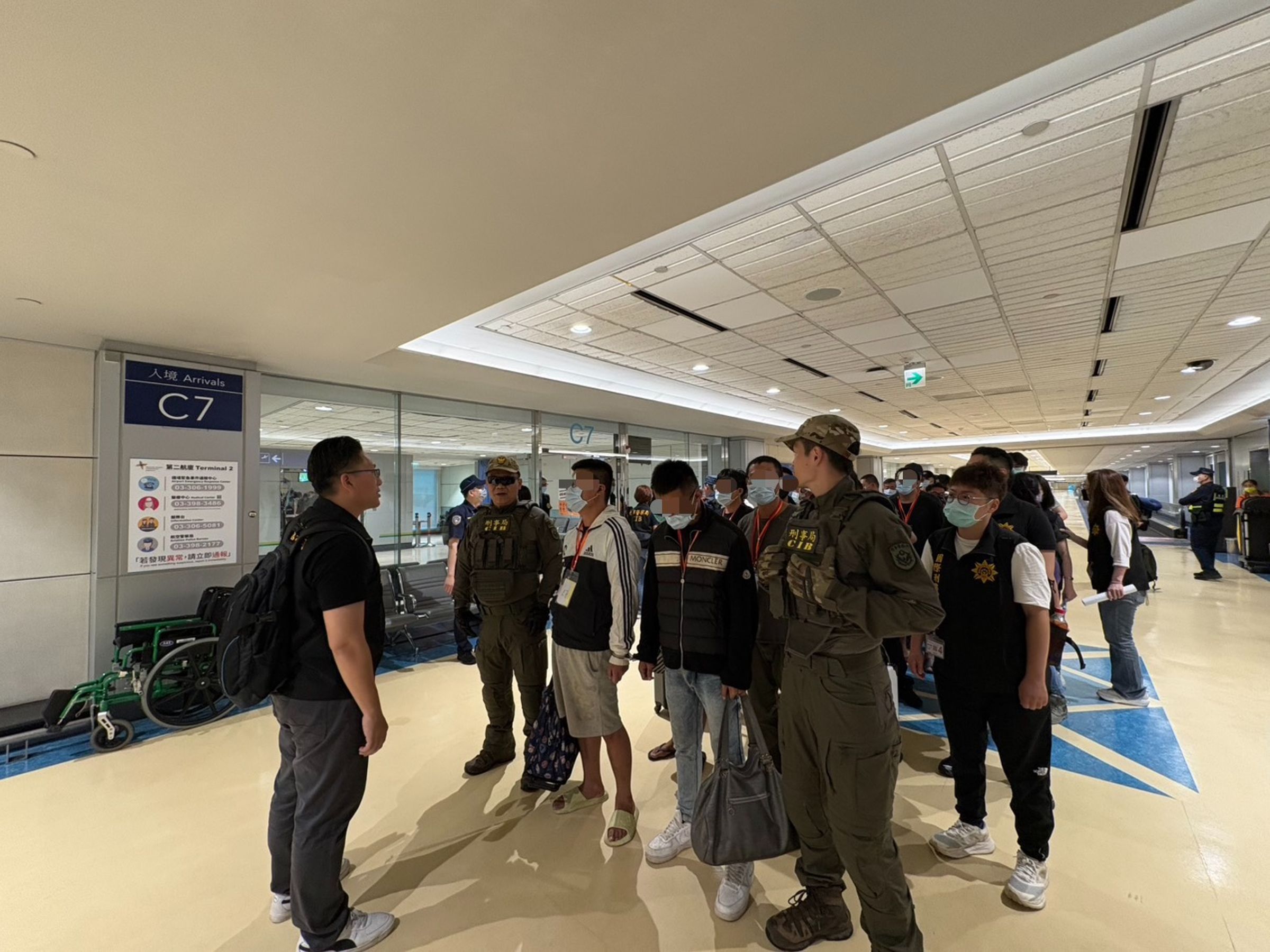 55名台人脫離緬甸詐騙陷阱,今日回抵台灣。(警方提供)