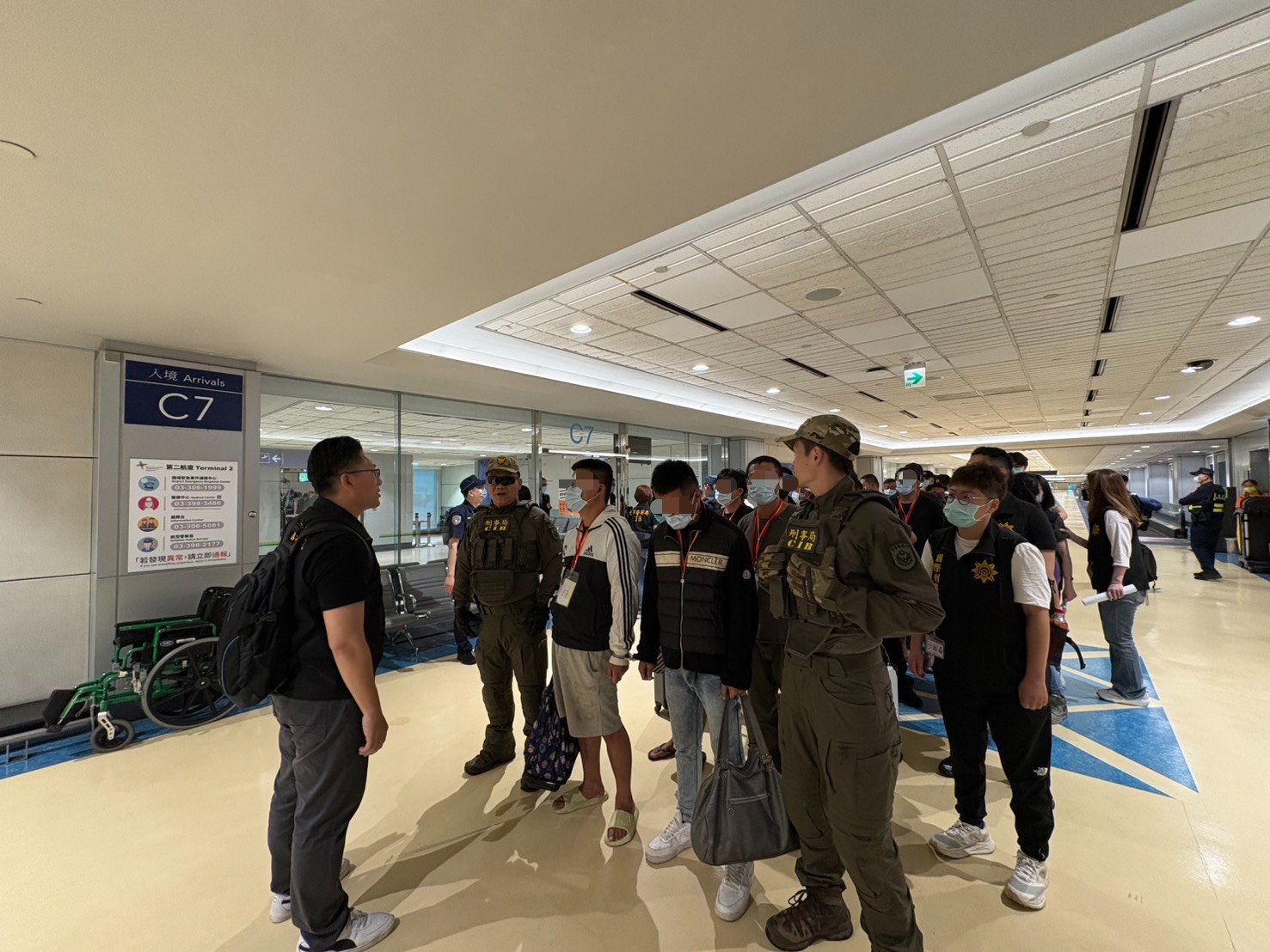 55名台人脫離緬甸詐騙陷阱,今日回抵台灣。(警方提供)