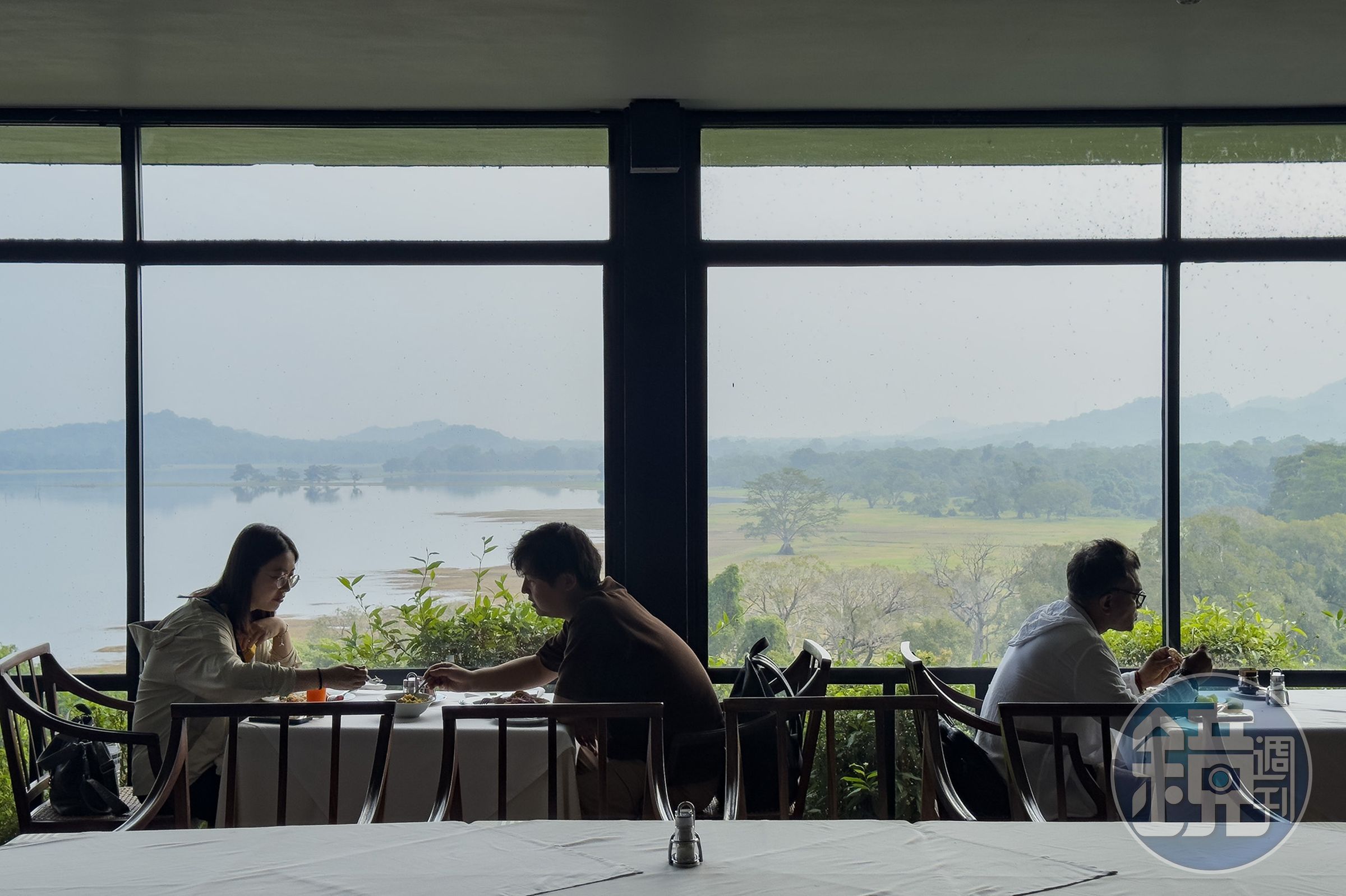 餐廳區域同樣強調通透性，窗外即是保護區的林木與湖景，將用餐環境與周邊自然景色垂直連結。