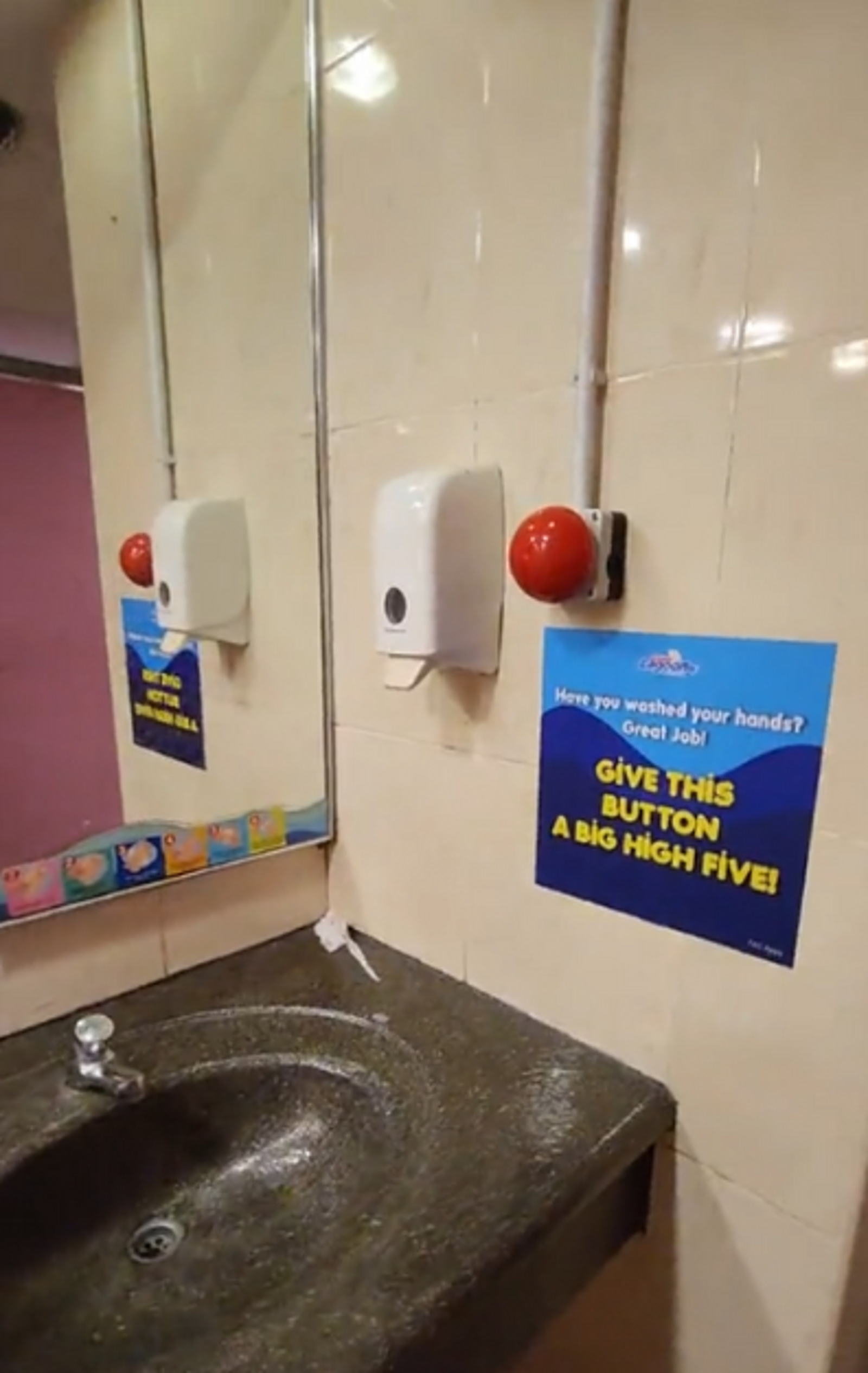 馬來西亞馬雙威水上樂園廁所內的紅色按扭，按下去後有驚喜，成為當地的特色之一。（翻攝抖音）