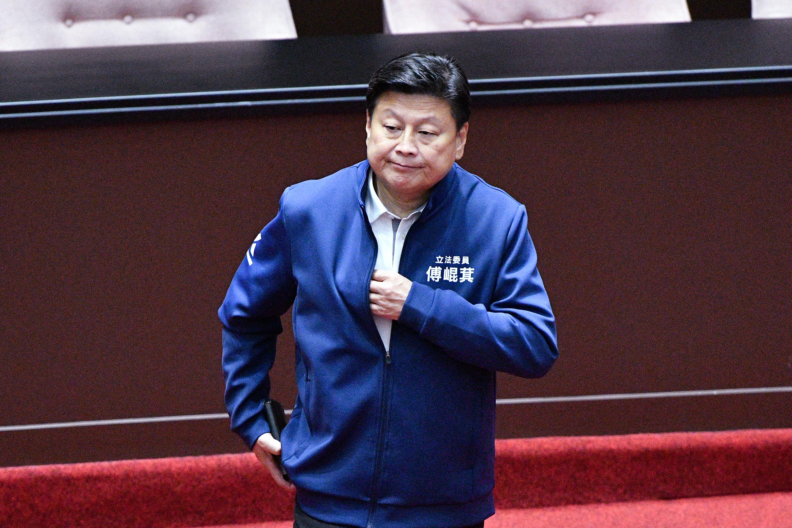 傅崐萁今在立法院質詢時，邀請行政院副院長鄭麗君上台備詢，不過馬上被韓國瑜打臉。（鏡報李智為攝）