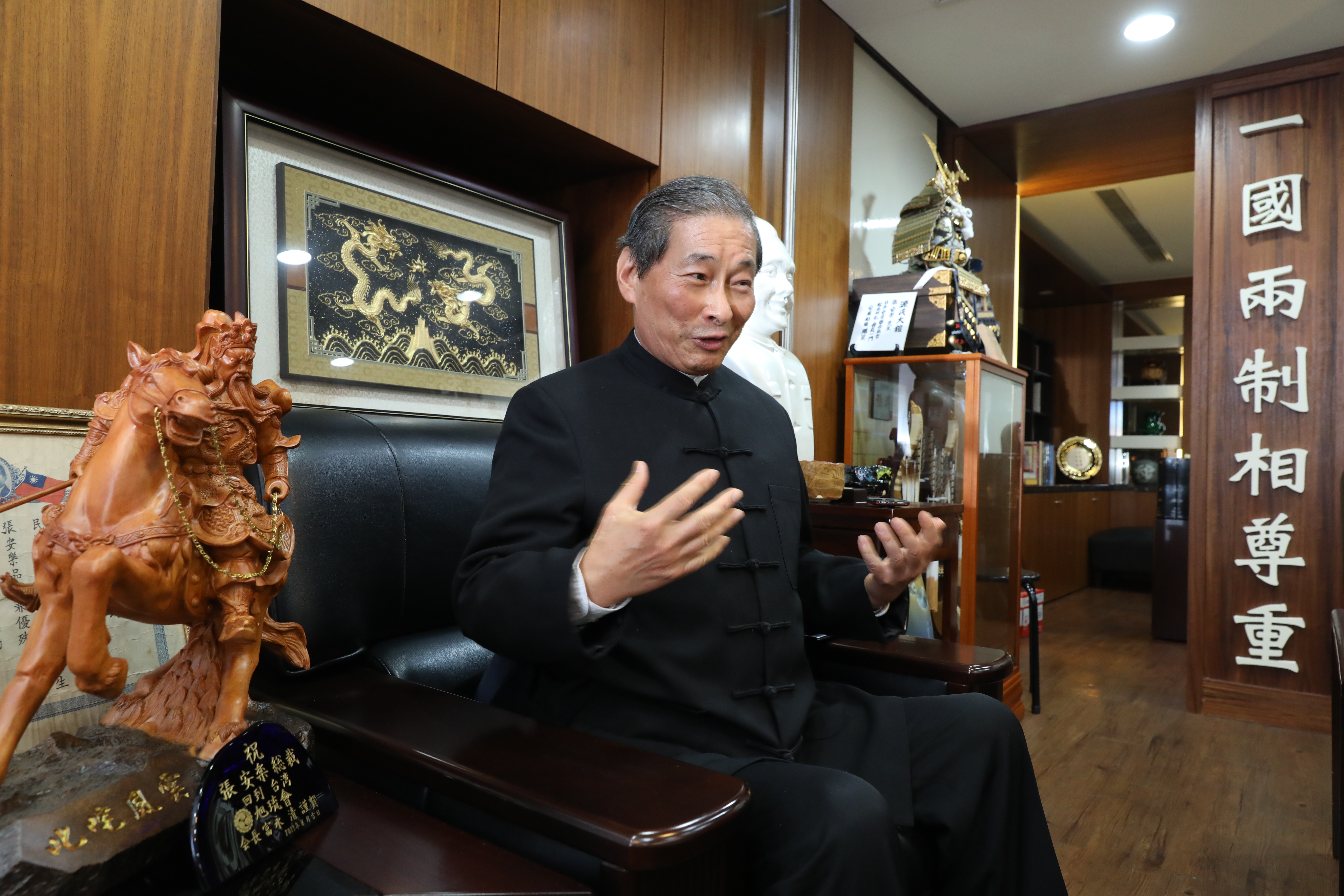 統促黨中央委員兼海峽兩岸台粵交流協會理事長林國信、副理事長李維傑，涉嫌接受中國官方指示，暗助統促黨總裁張安樂（圖）當選，以10萬元交保。