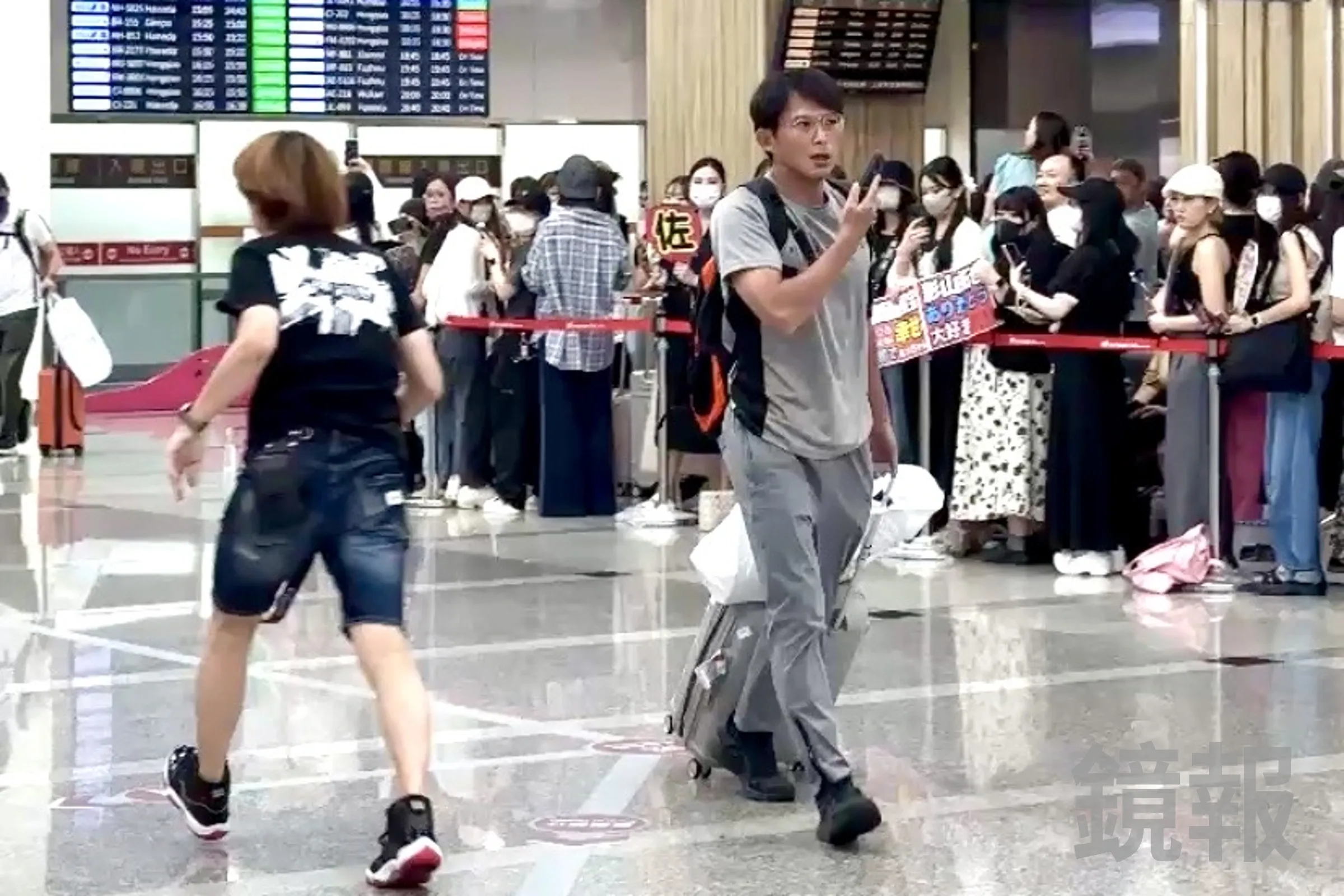 《鏡報》記者直擊，黃國昌獨自一人現身松山機場入境區，拉著行李箱匆匆離去，證實他昨天確實不在台灣。（圖／鏡報）