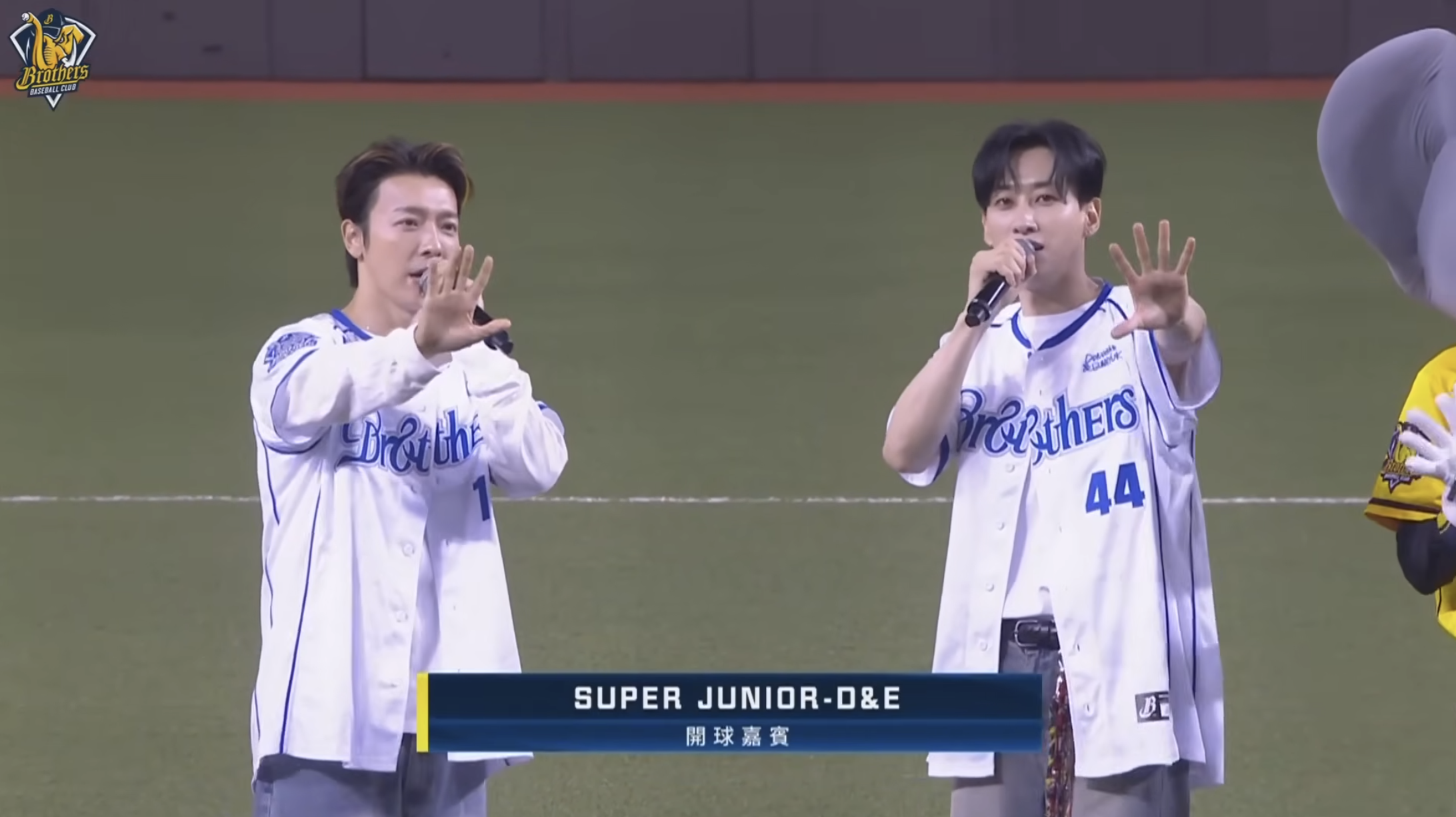 Super Junior小分隊D&E銀赫與東海今（3日）在台北大巨蛋擔任開球嘉賓。（截圖自中信兄弟YT）