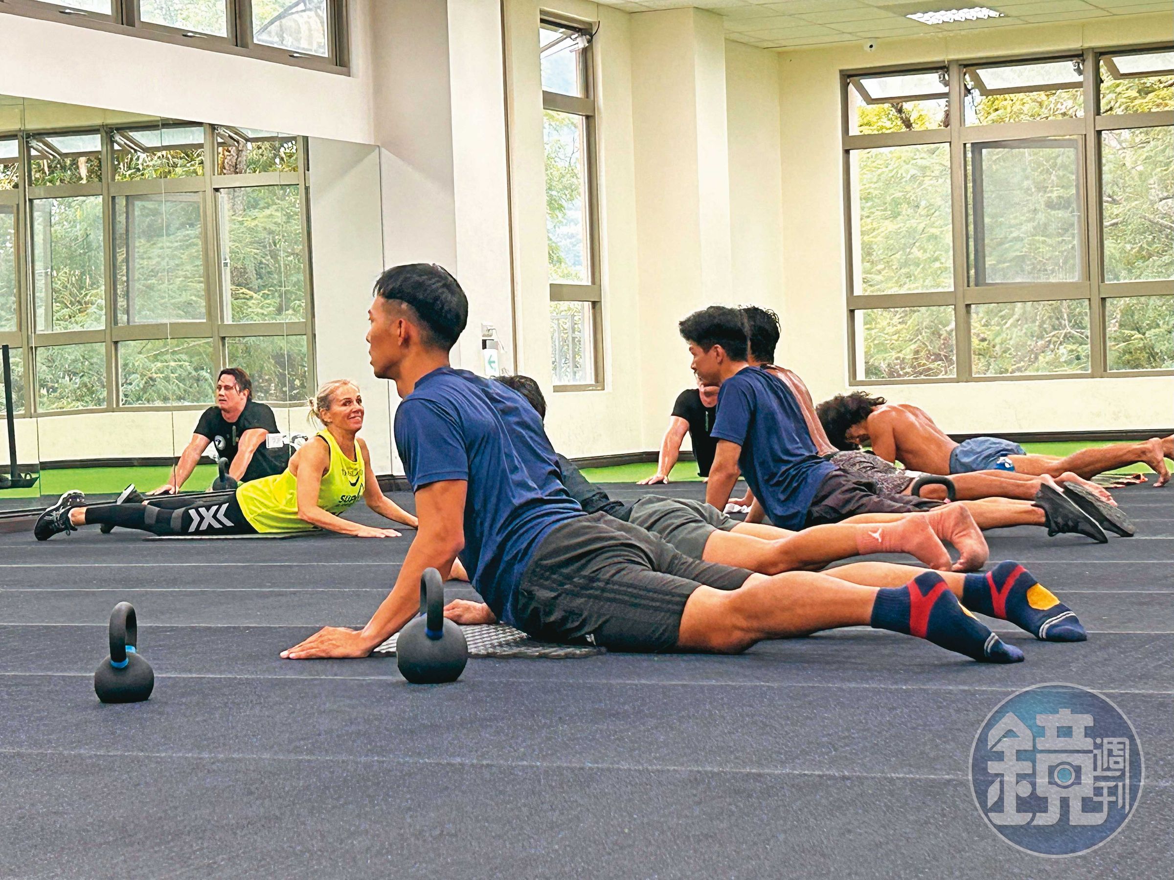 立槳世界冠軍訓練師Csilla Csizmadia Hasulyo(黃衣者)只能在室內訓練選手。(讀者提供)