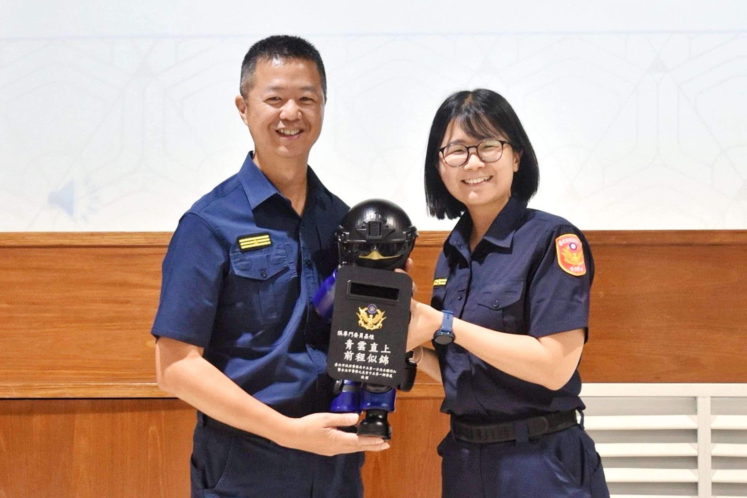 北市警局中正一分局36歲女警陳芊雯(右),4月中旬喜迎女兒「安安」,卻在產後因失血過多離世。左為2025年時任分局長張嘉煌。(翻攝自城中波麗士臉書)