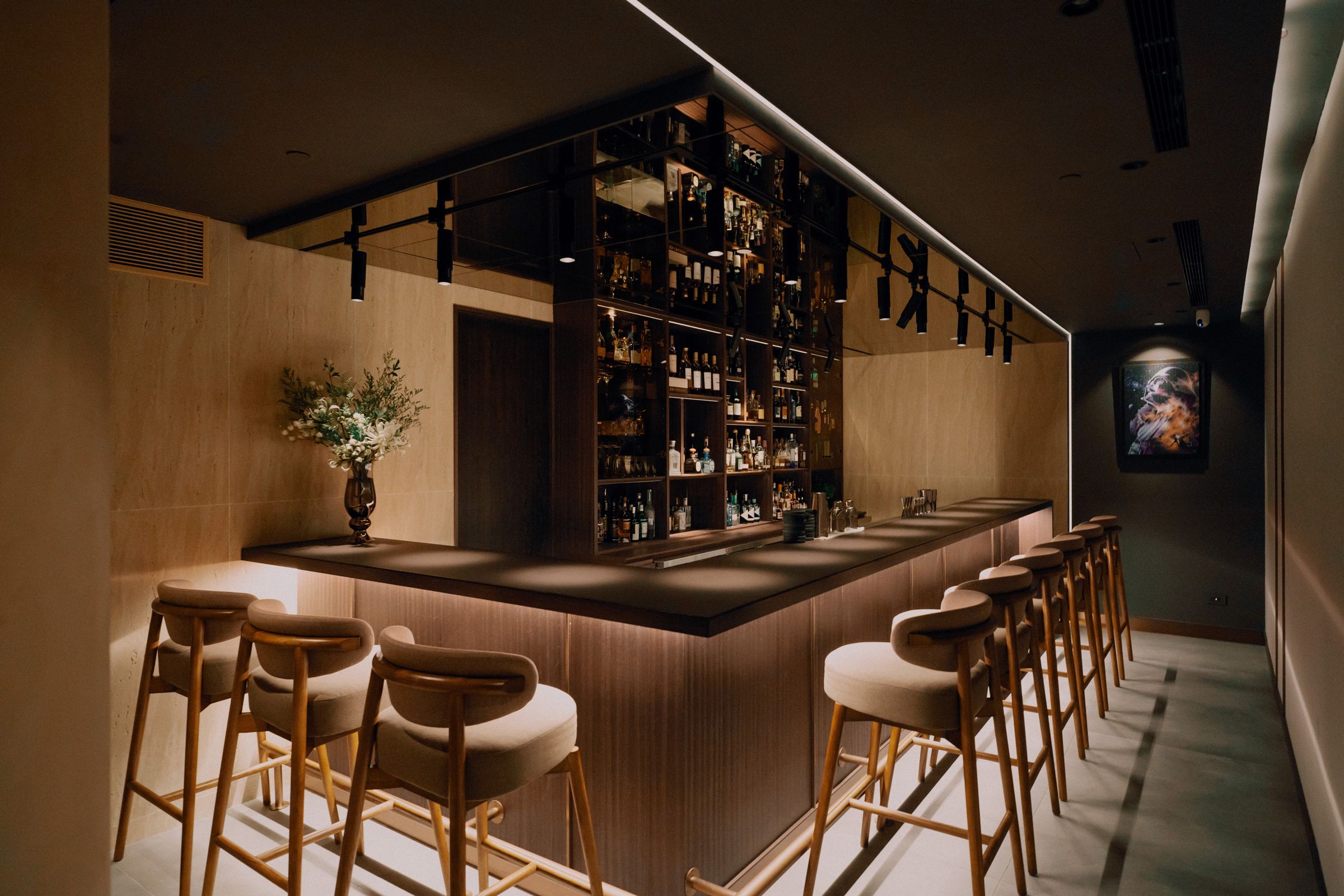 Bar Impromptu 以時尚輕鬆的氛圍、創意調酒與專業餐酒搭配聞名。(豊漁餐飲集團提供)