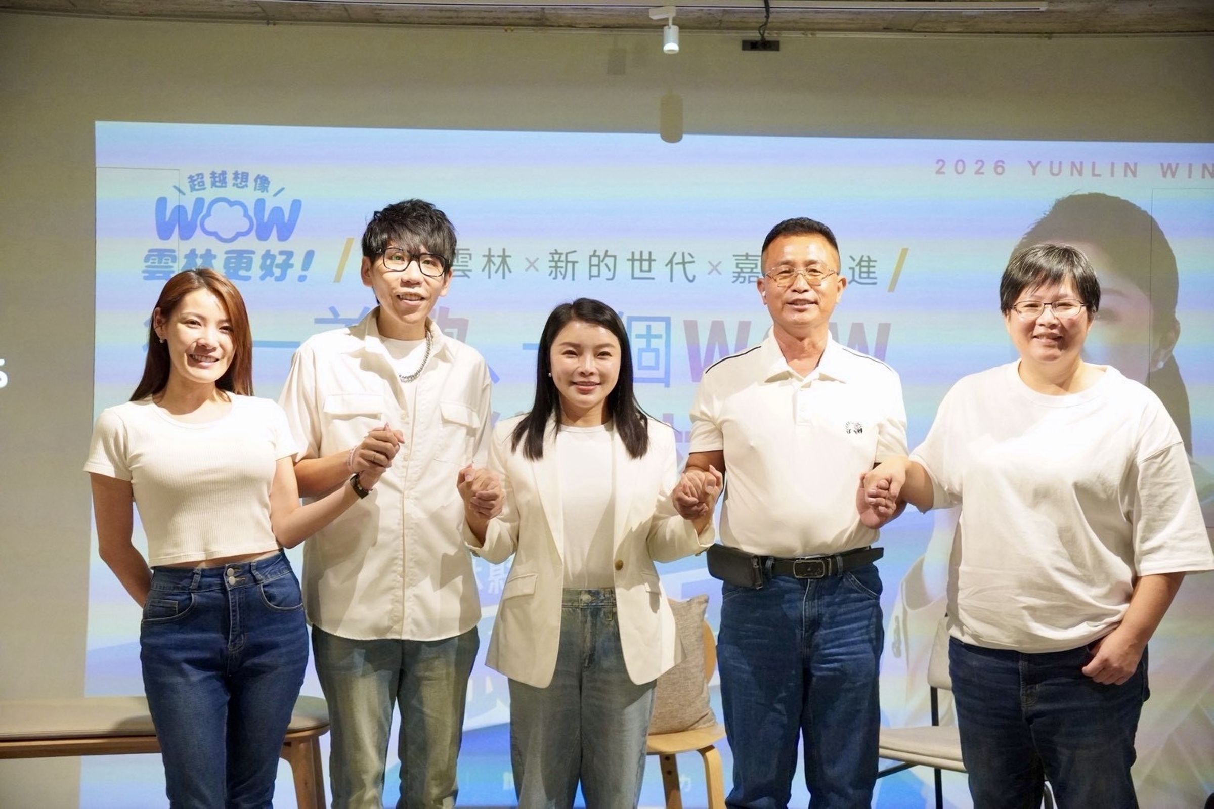 曾任全國10大模範農民的林春生(右2)、畜產女王陳柏吟(右1),出任張嘉郡正副競選總幹事。(張嘉郡競選辦公室提供。)