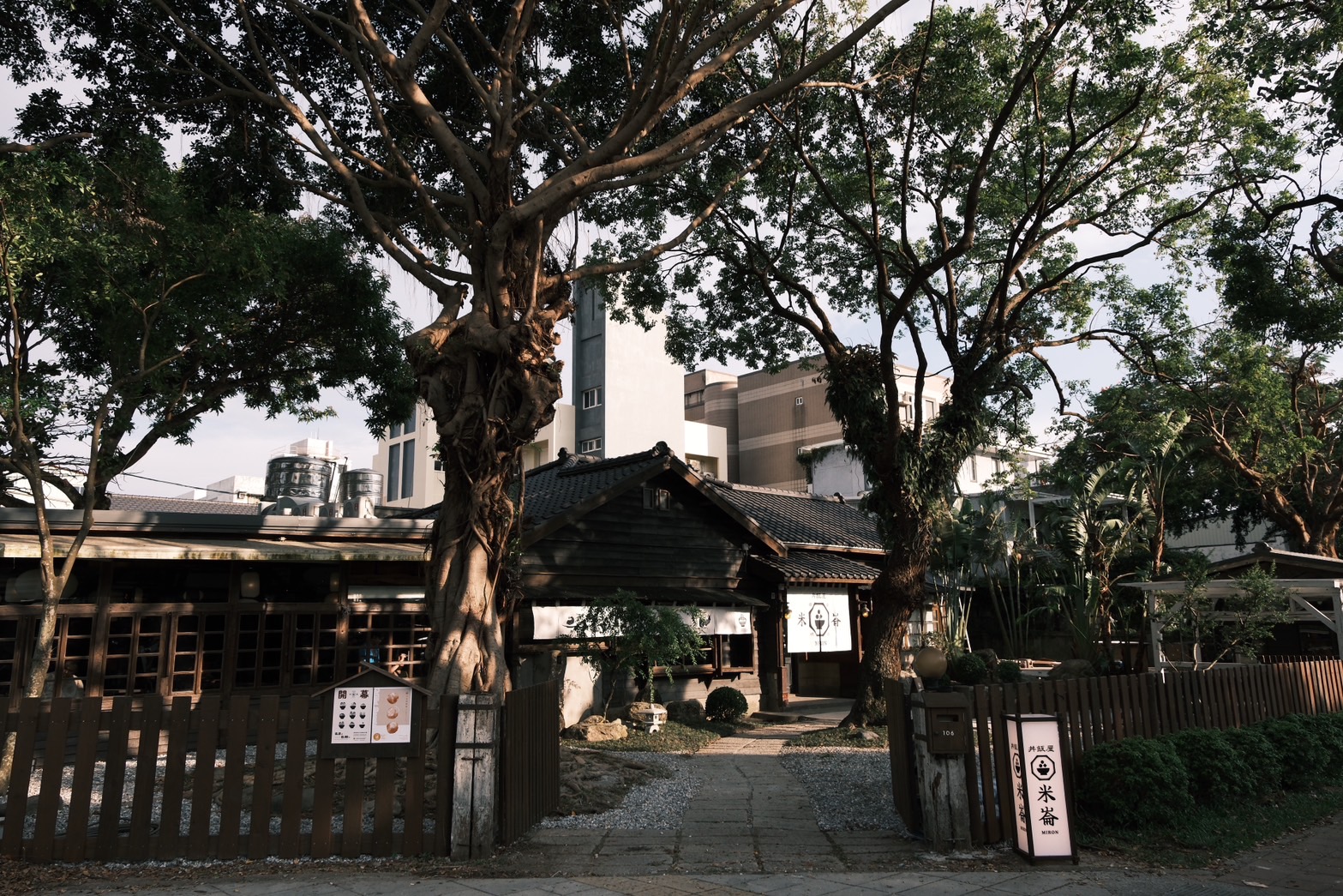 米崙丼飯屋建物為過去日治時代的「南日本漁業統制株式會社」。(雲品國際提供)