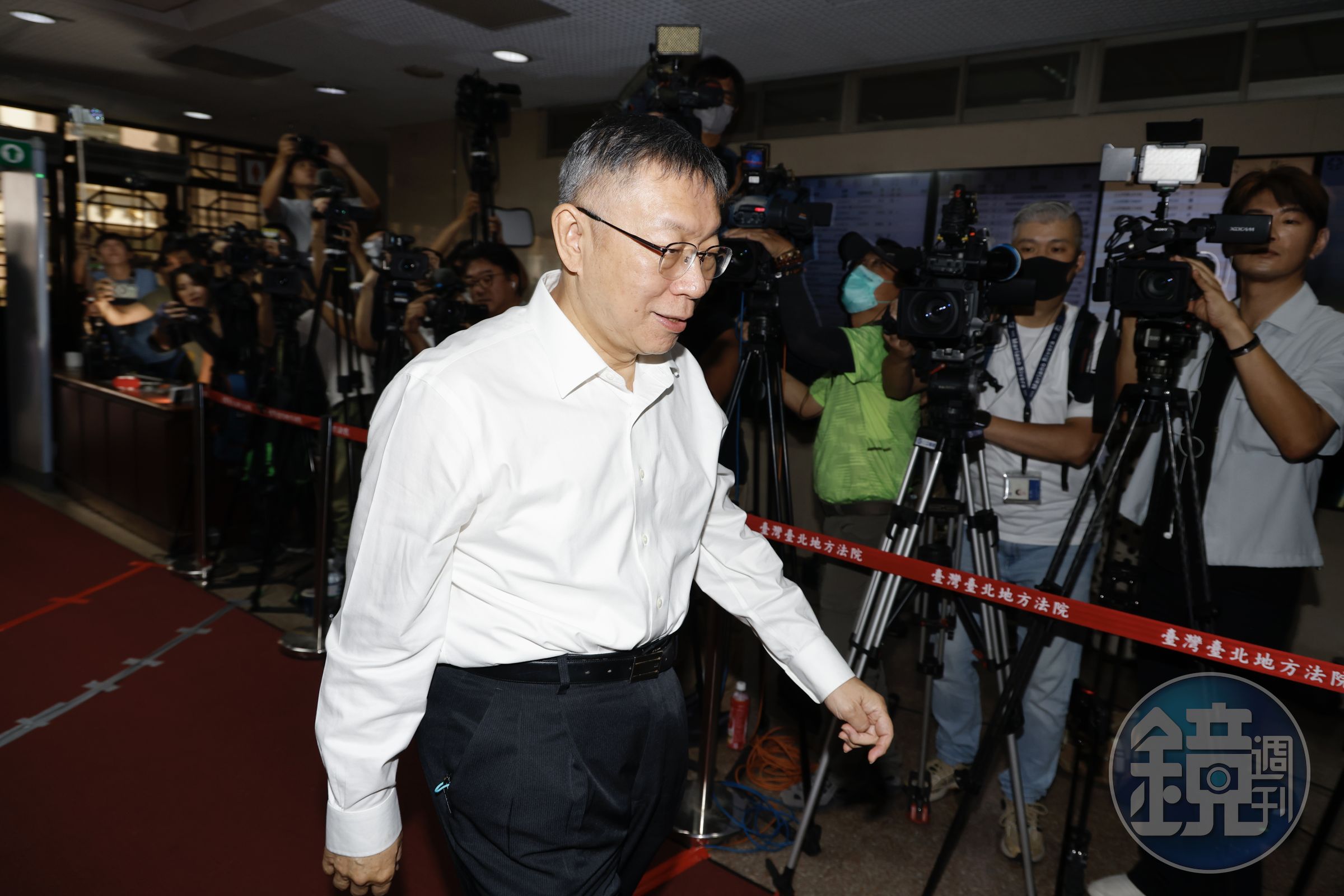 民眾黨主席柯文哲(中)因京華城弊案遭羈押。圖為昨日重開羈押庭畫面。