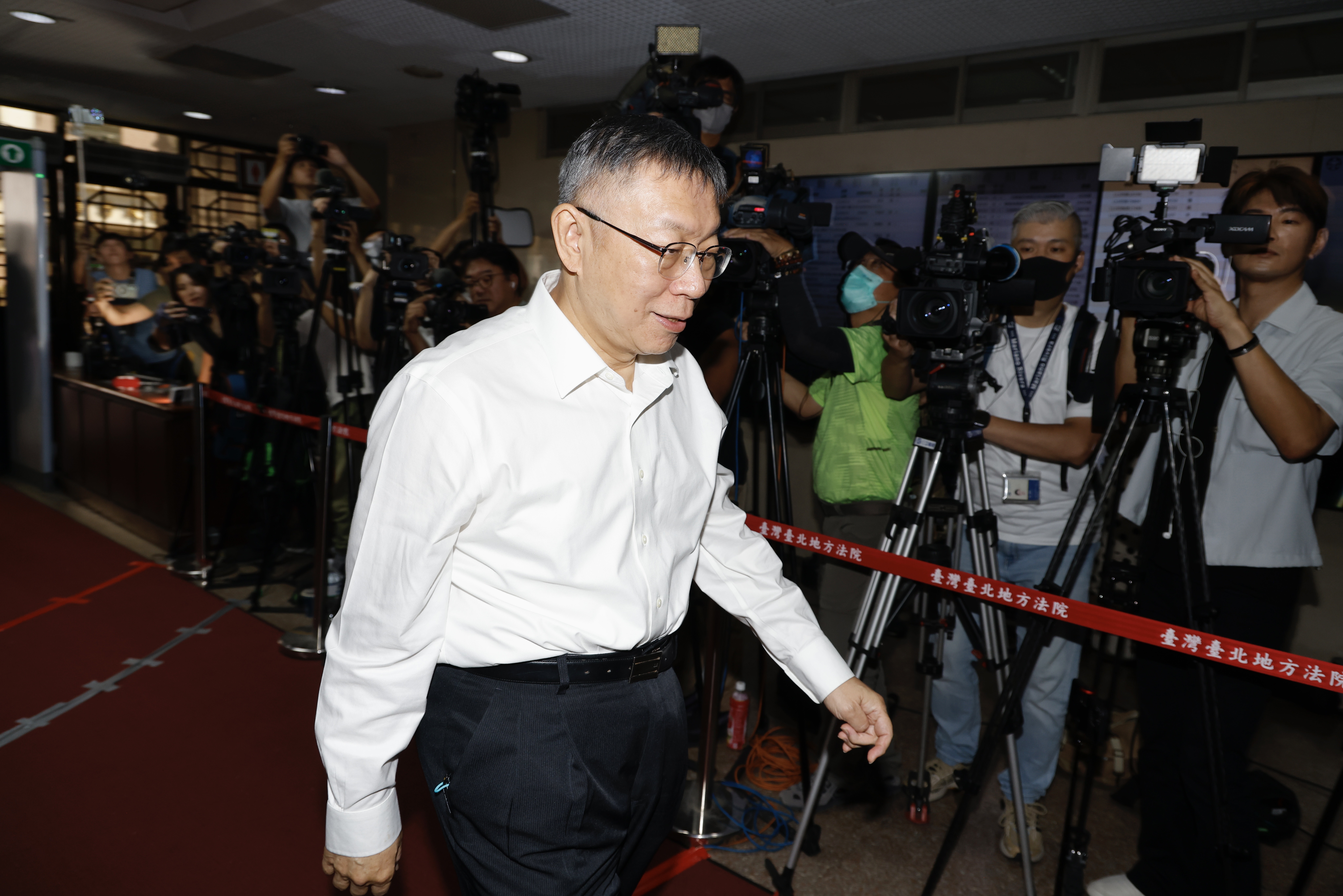 民眾黨主席柯文哲（中）因京華城弊案遭羈押。圖為昨日重開羈押庭畫面。