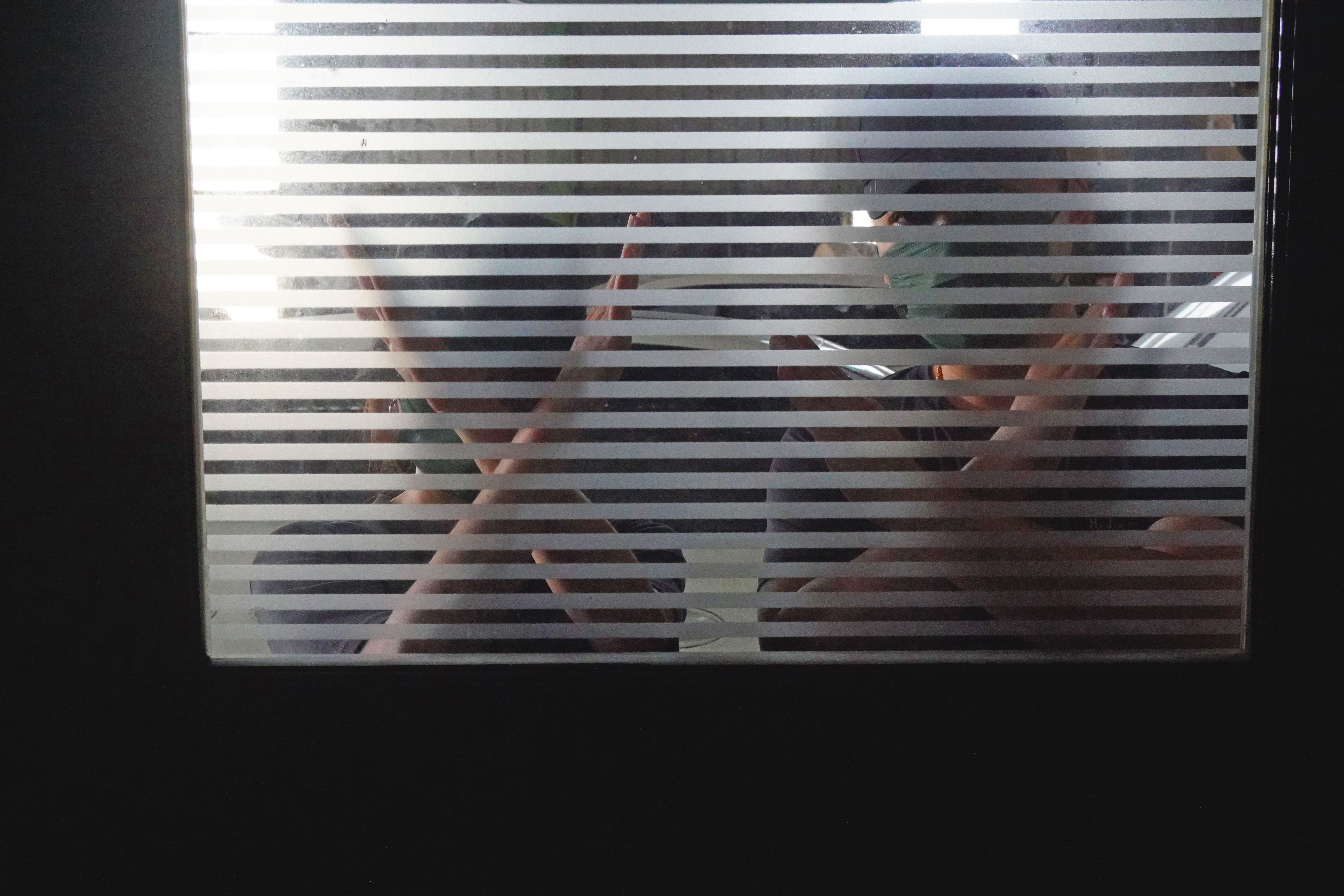 《幼照法》及《教保條例》規定，教保人員不得對幼兒有任何身心暴力或不當對待的行為。圖為貝貝的父母。