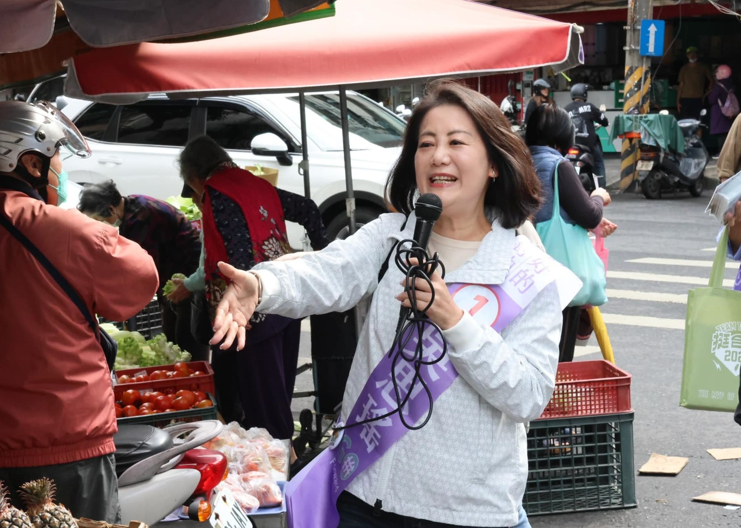 涉及詐團案的黃姓律師,曾與吳思瑤(圖)一起站路口拜票。(翻攝自吳思瑤臉書)